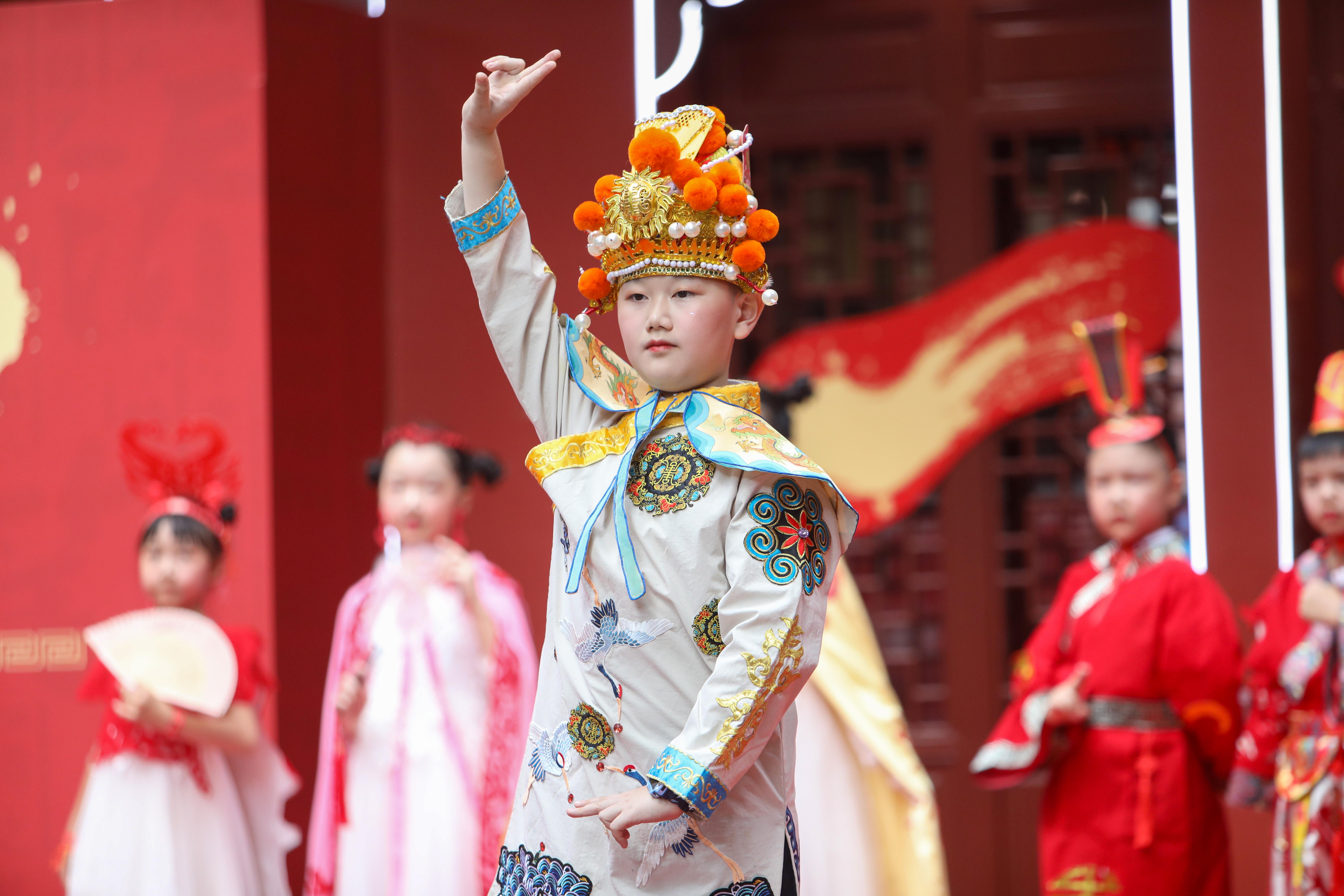 开笔礼上，学生穿上传统服饰，表演传统曲目。活动主办方供图