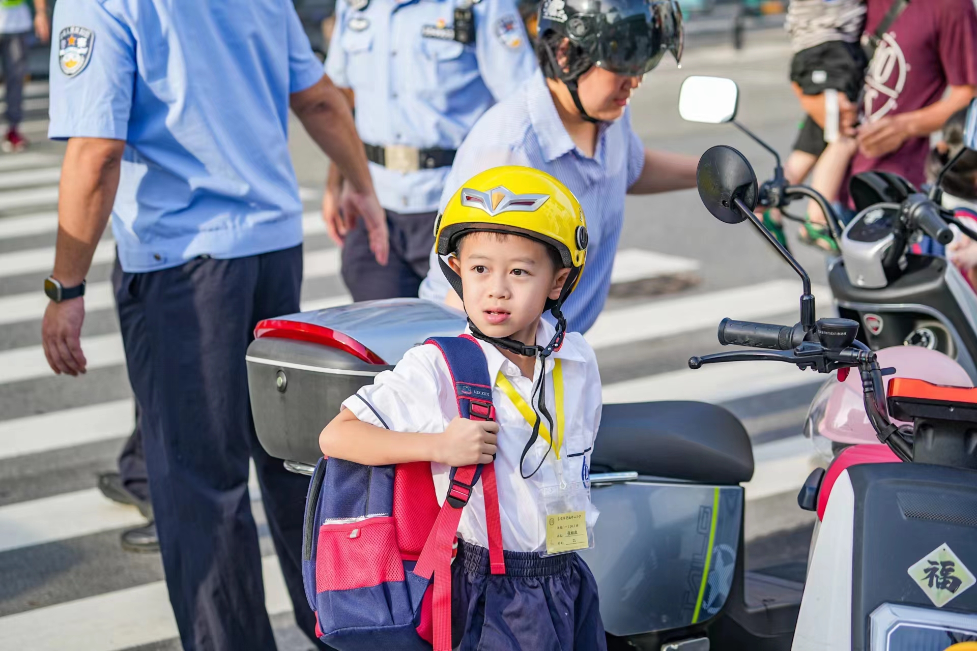 东莞市莞城中心小学一年级新生怀着对小学生活的憧憬和期待,欣然而至。梁浚锋 摄