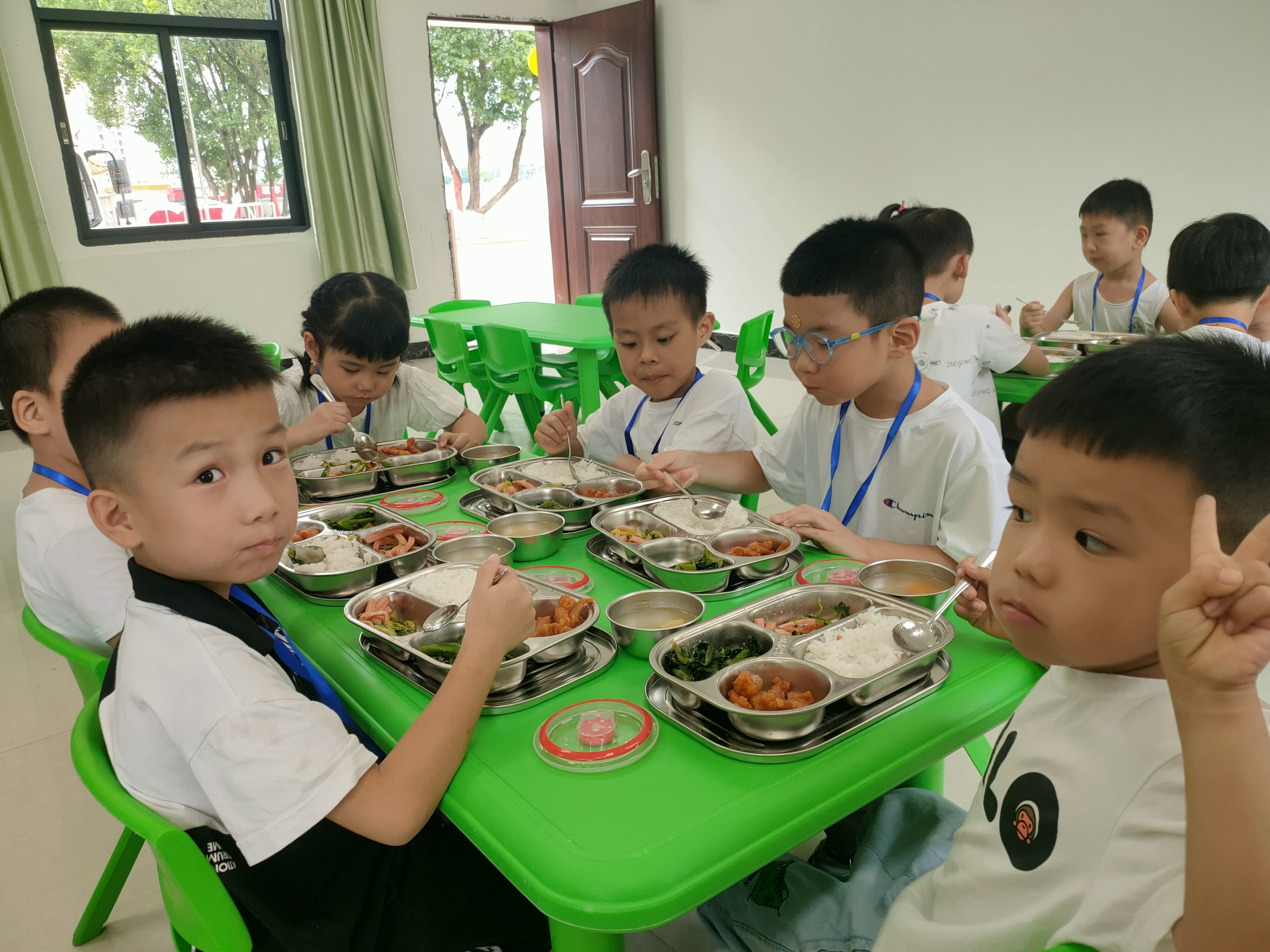 揭阳市揭西县东风小学客潭教学点幼儿班的学生在用餐。林馥 摄