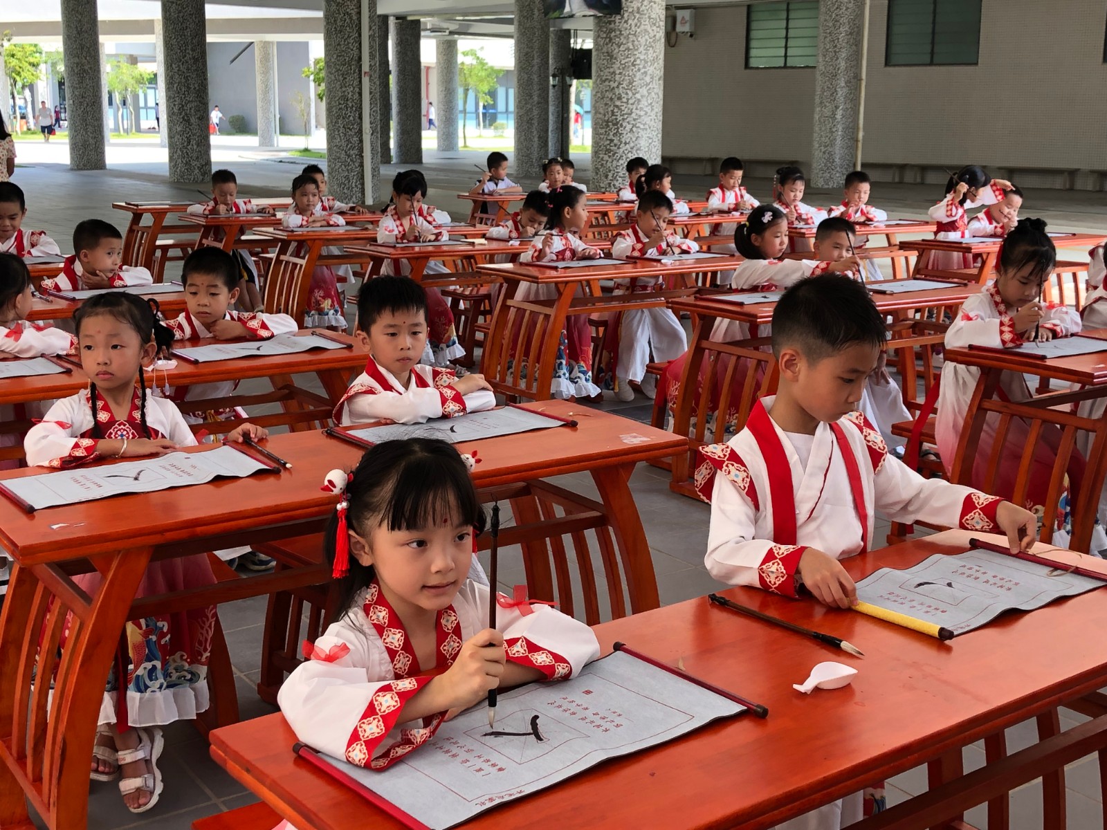 开平市风采实验学校将传统文化仪式融入开学仪式。江门市委宣传部供图