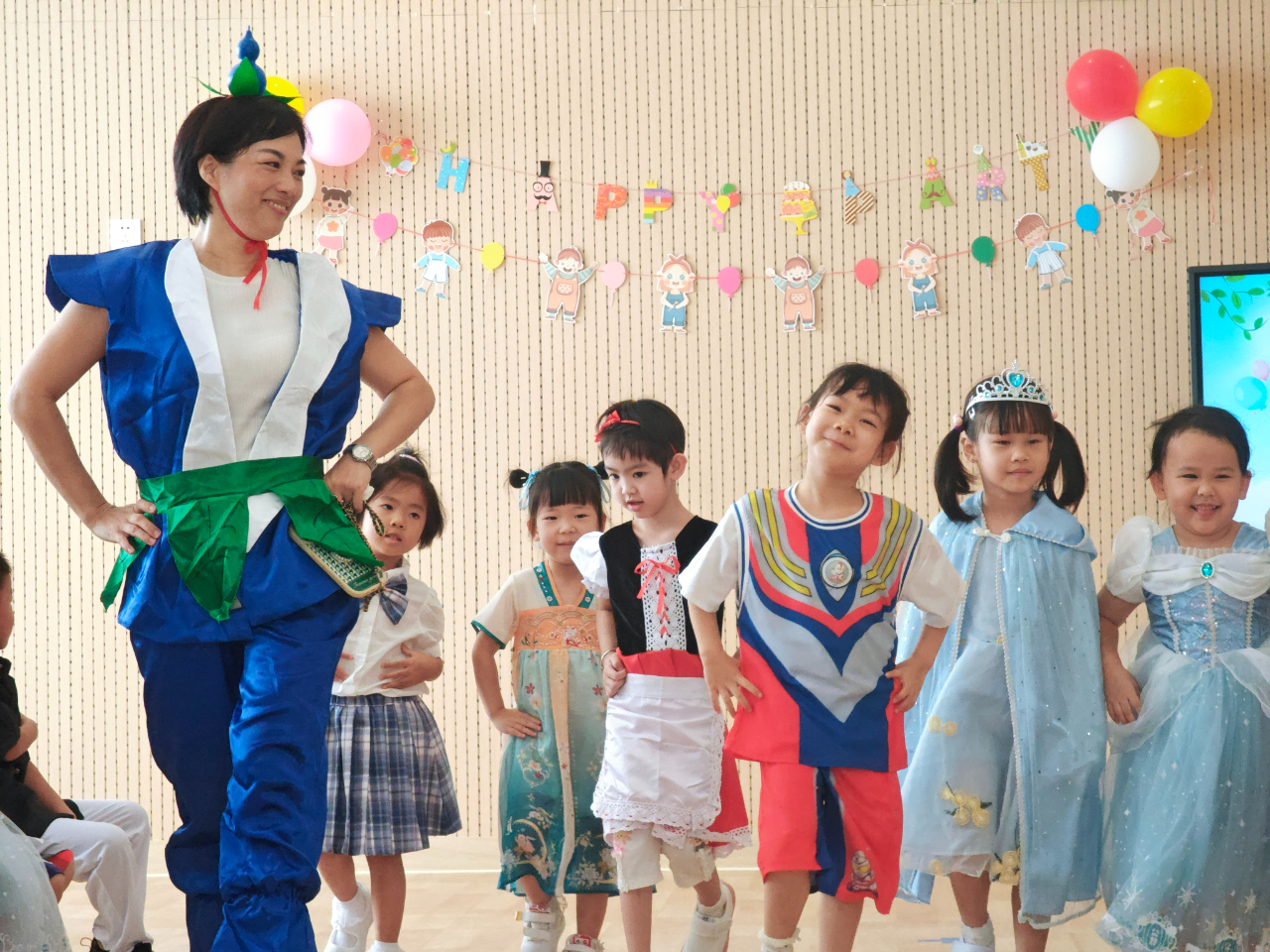 珠海市文园幼儿园,孩子们装扮成自己喜欢的绘本、动漫角色,以这样的方式与自己的新朋友认识。朱习 摄