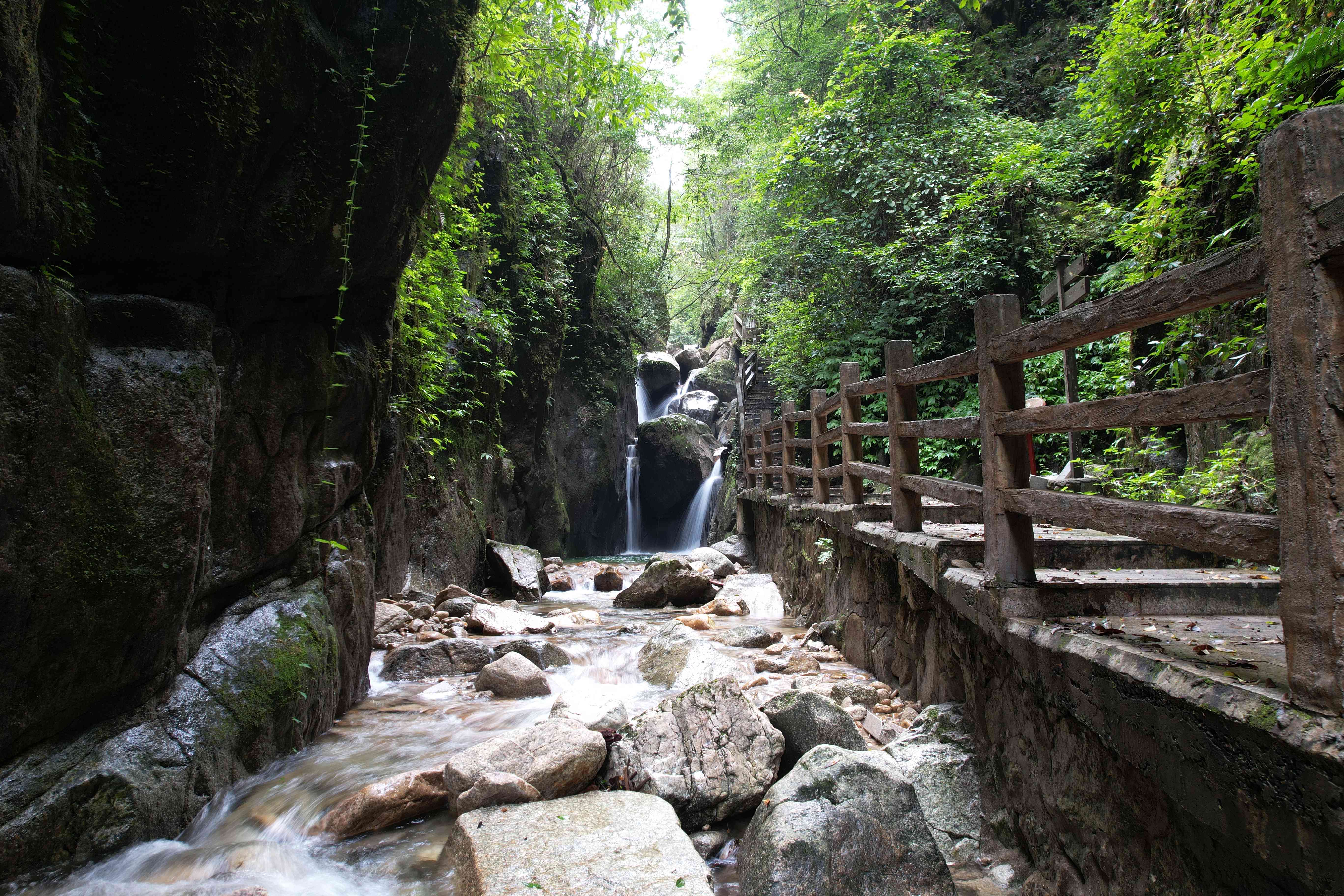 廣東南嶺國家級自然保護區裡，存在著華南地區最大的天然瀑布群。朴馨語攝