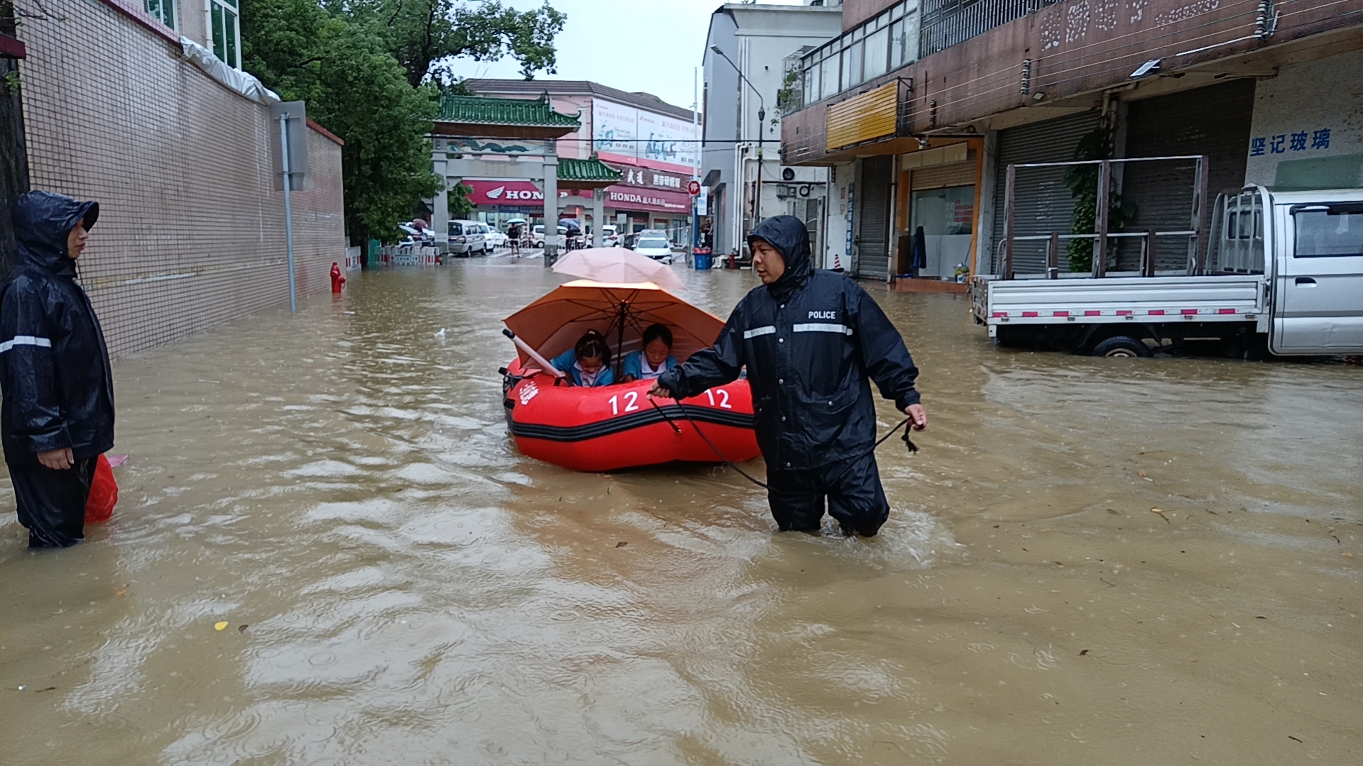 中山市三乡镇公安民警到桥头牌坊巡查水浸情况，并疏散受灾群众。三乡公安分局供图