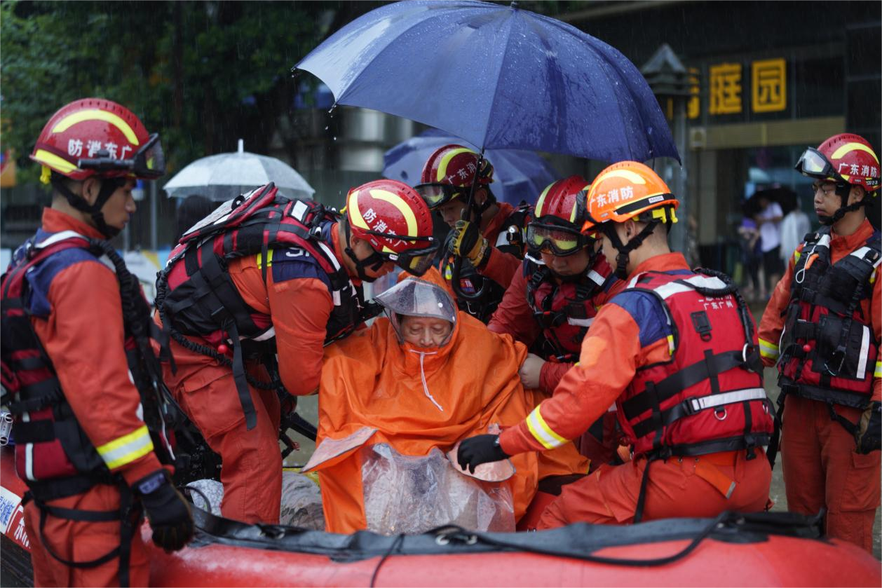 9月8日，逆风广州市番禺区，而上消防员合力推着皮划艇将老人转移出水浸区域。战暴广东省消防救援总队供图