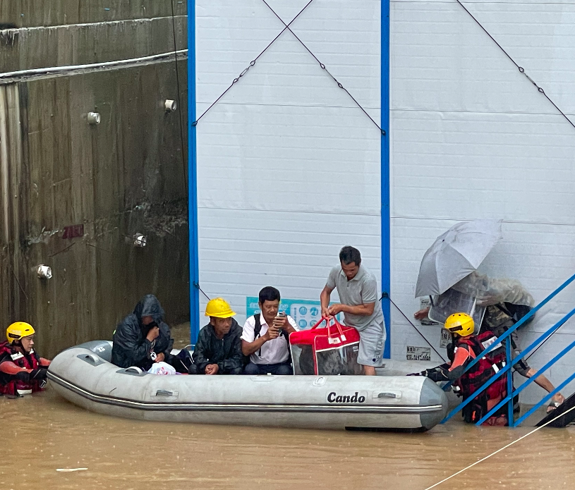 9月8日，珠海市香洲区一工地被淹，消防救援人员转移39名被困群众至安全区。珠海市应急管理局供图