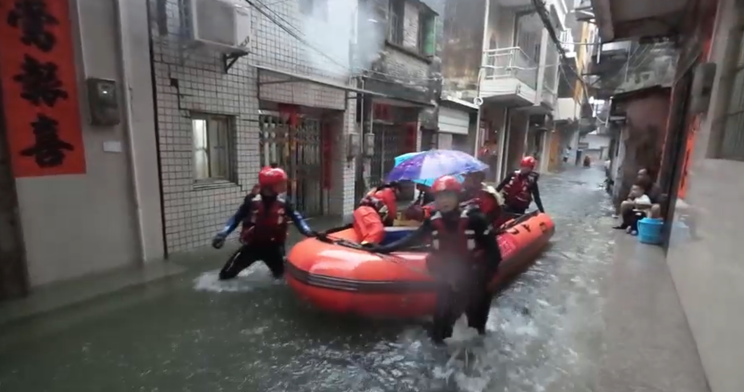 防汛应急响应提升至Ⅱ级！直击广东阳江抗击强降雨现场→