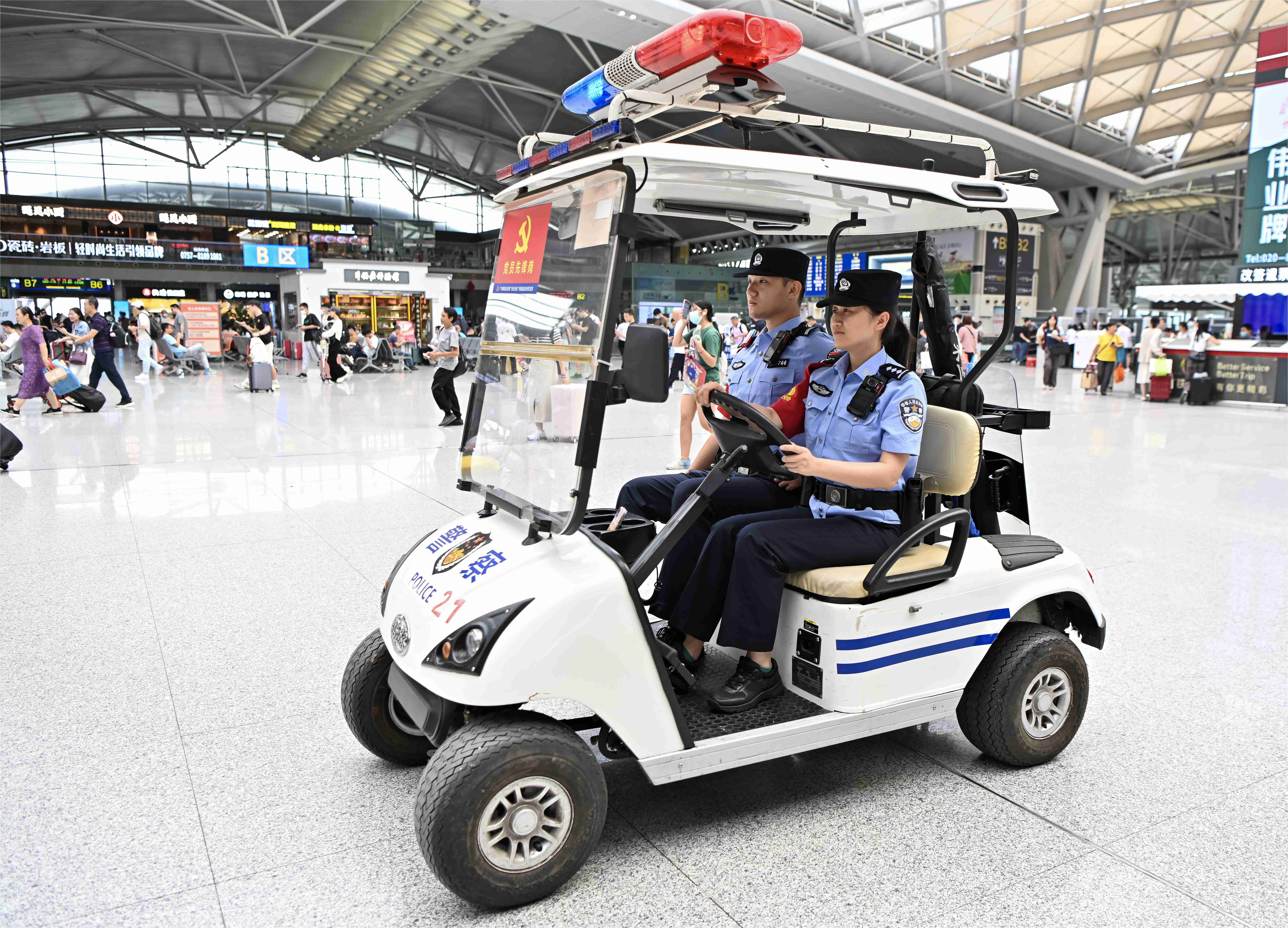 中秋国庆假期，广州铁路公安处民警在广州南站巡逻，为旅客出行护航。广州铁路公安处供图