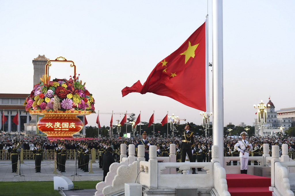10月1日清晨，隆重的升国旗仪式在北京天安门广场举行，庆祝中华人民共和国成立74周年。新华社记者 鞠焕宗 摄