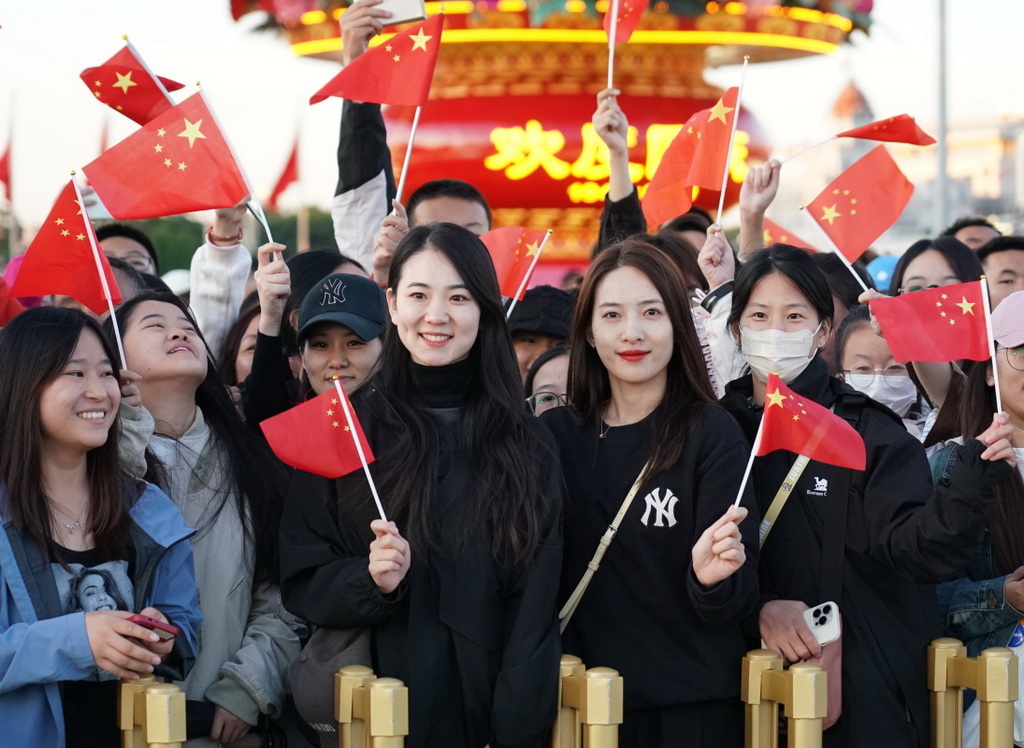 10月1日，在观看升旗仪式后，人们在北京天安门广场留影。新华社记者 张晨霖 摄