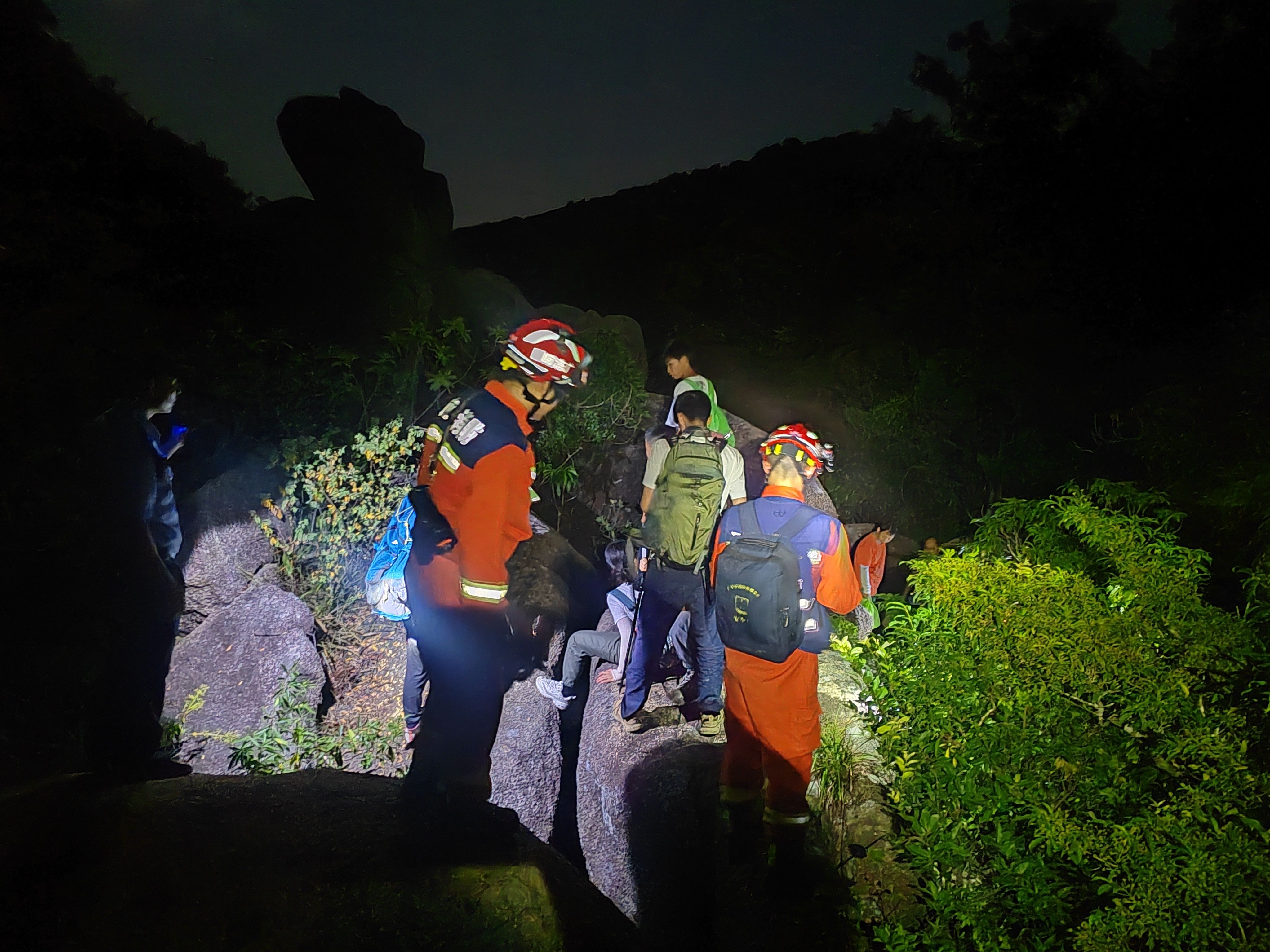 双节期间，9名“驴友”徒步中迷失方向，珠海消防紧急救援。广东省消防救援总队供图 