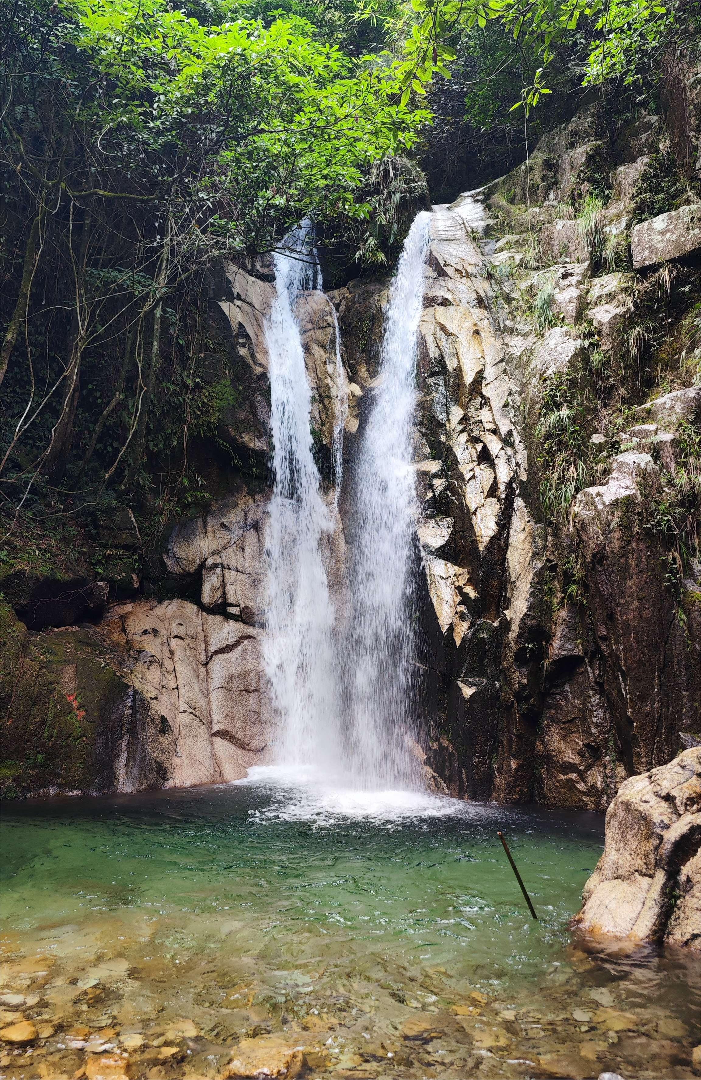 雙飛瀑是八大瀑布中最浪漫的一條。兩條瀑水沿著崖壁飛瀉而下，似山間嬉戲的一對戀人。朴馨語攝