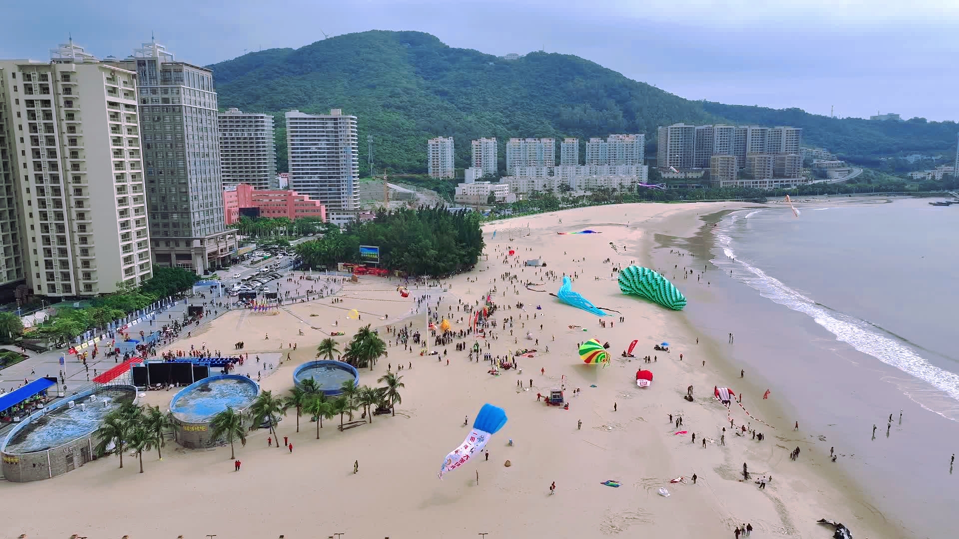 在阳江市海陵岛螺洲海滨公园的海滩边，参赛选手放飞风筝。张杰摄