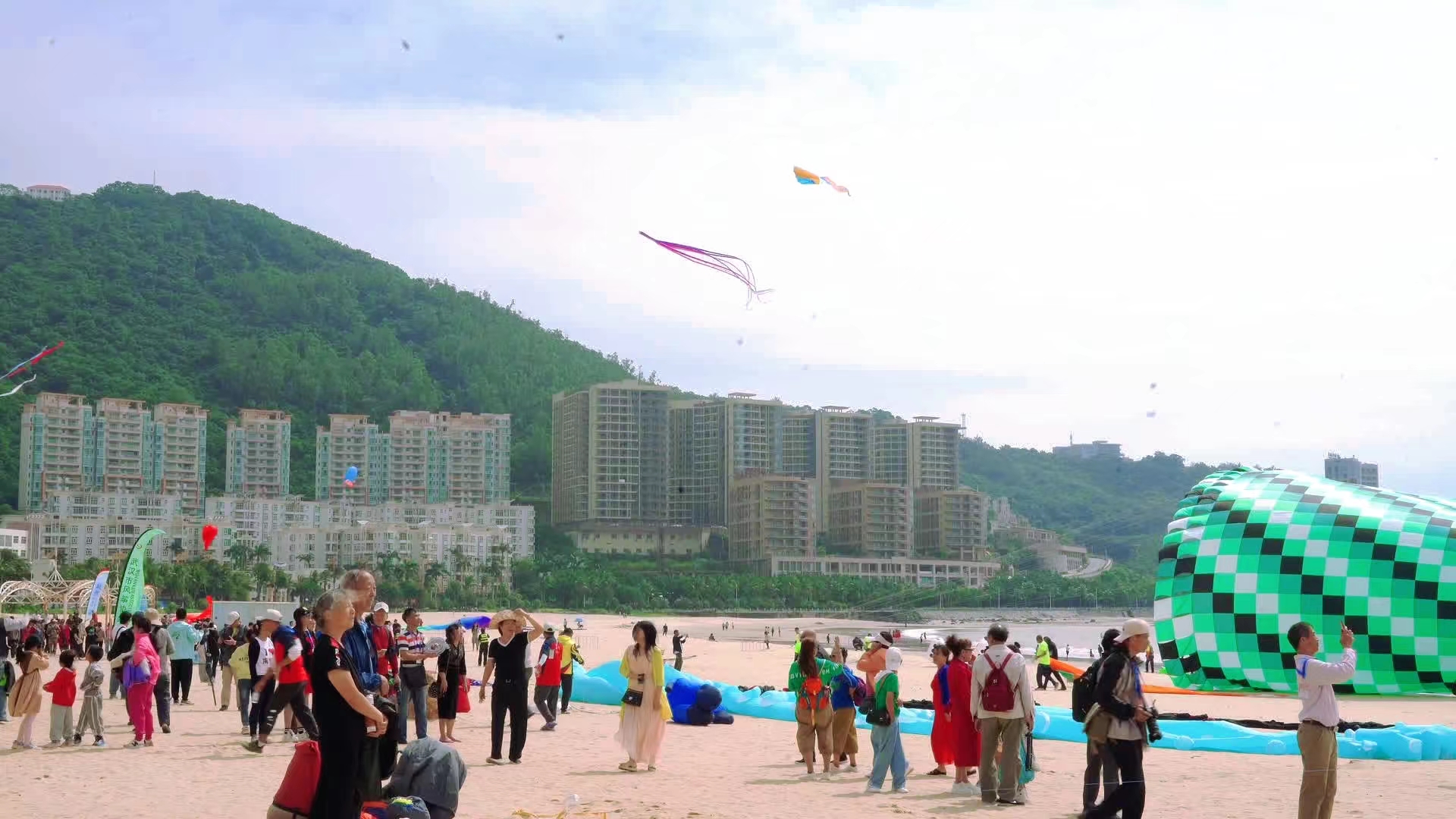 到场的市民群众，有几岁的幼童，也有两鬓斑白的老人，汇聚银滩共同体验放飞风筝的快乐。张杰摄