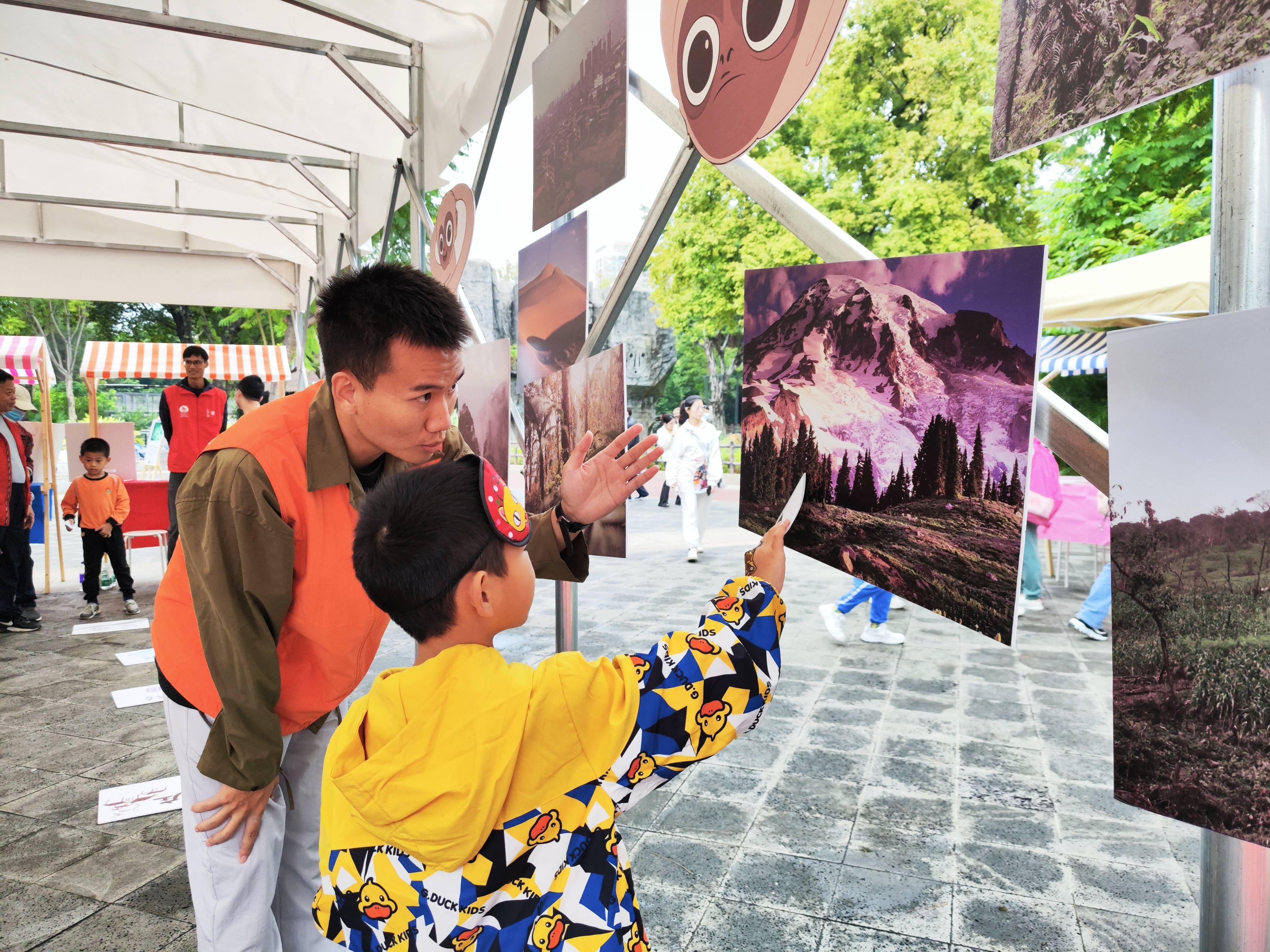 工作人员为小朋友进行长臂猿相关知识科普。广州动物园供图