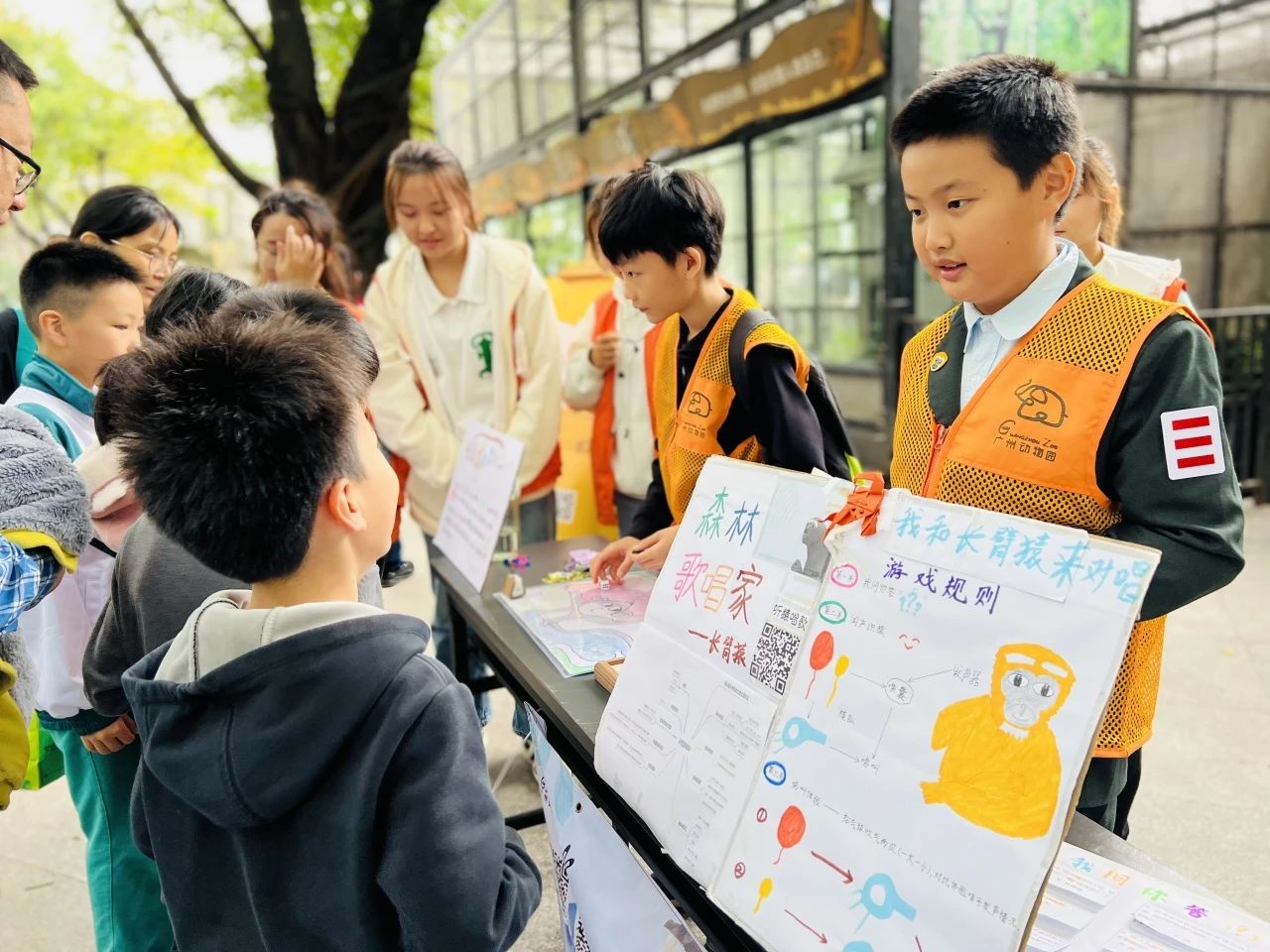 孩子们通过设计有趣的互动游戏来倡导公众保护野生动物。广州动物园供图
