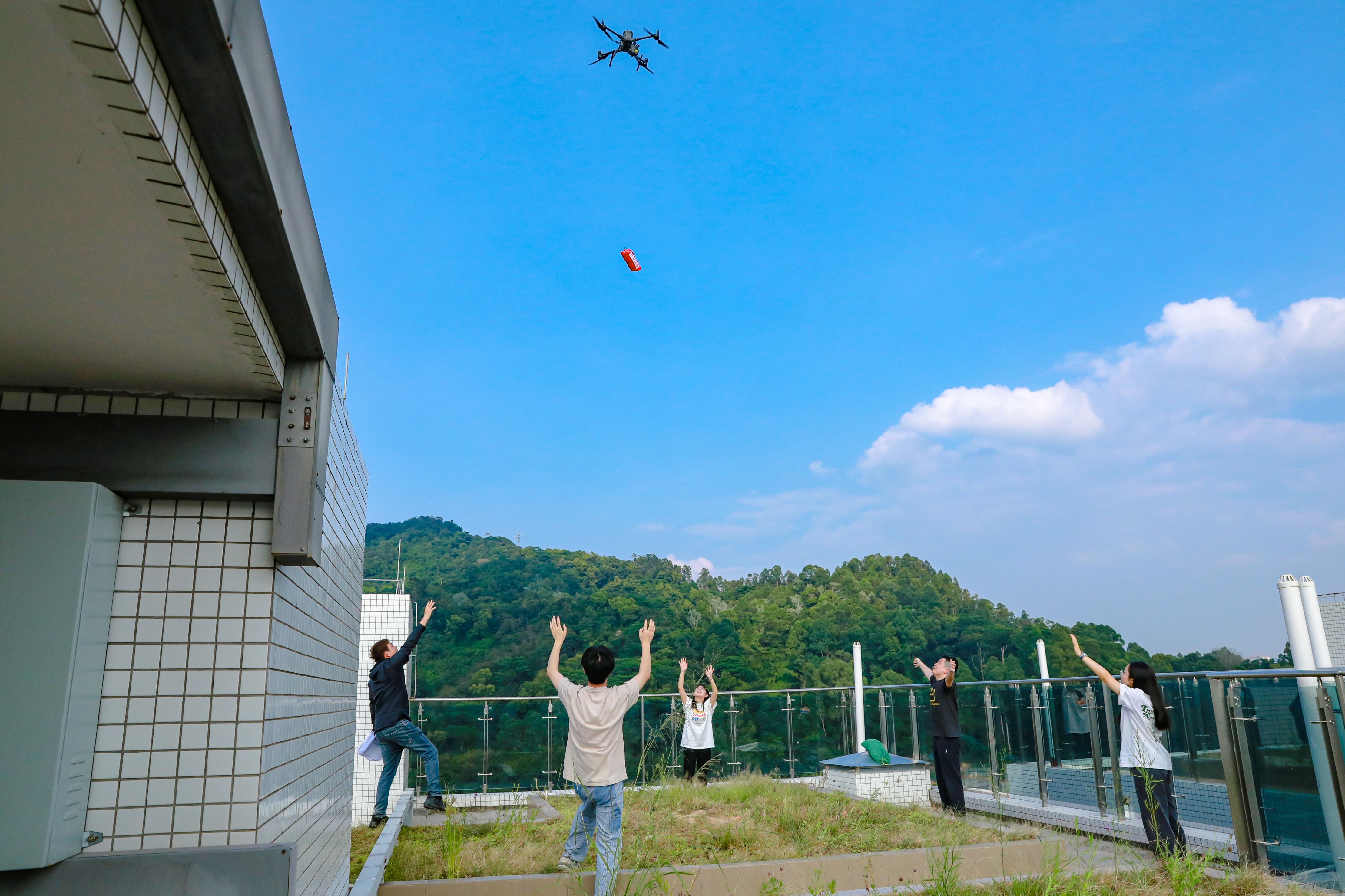 现场无人机抛投应急救援物资。广州市应急管理局供图