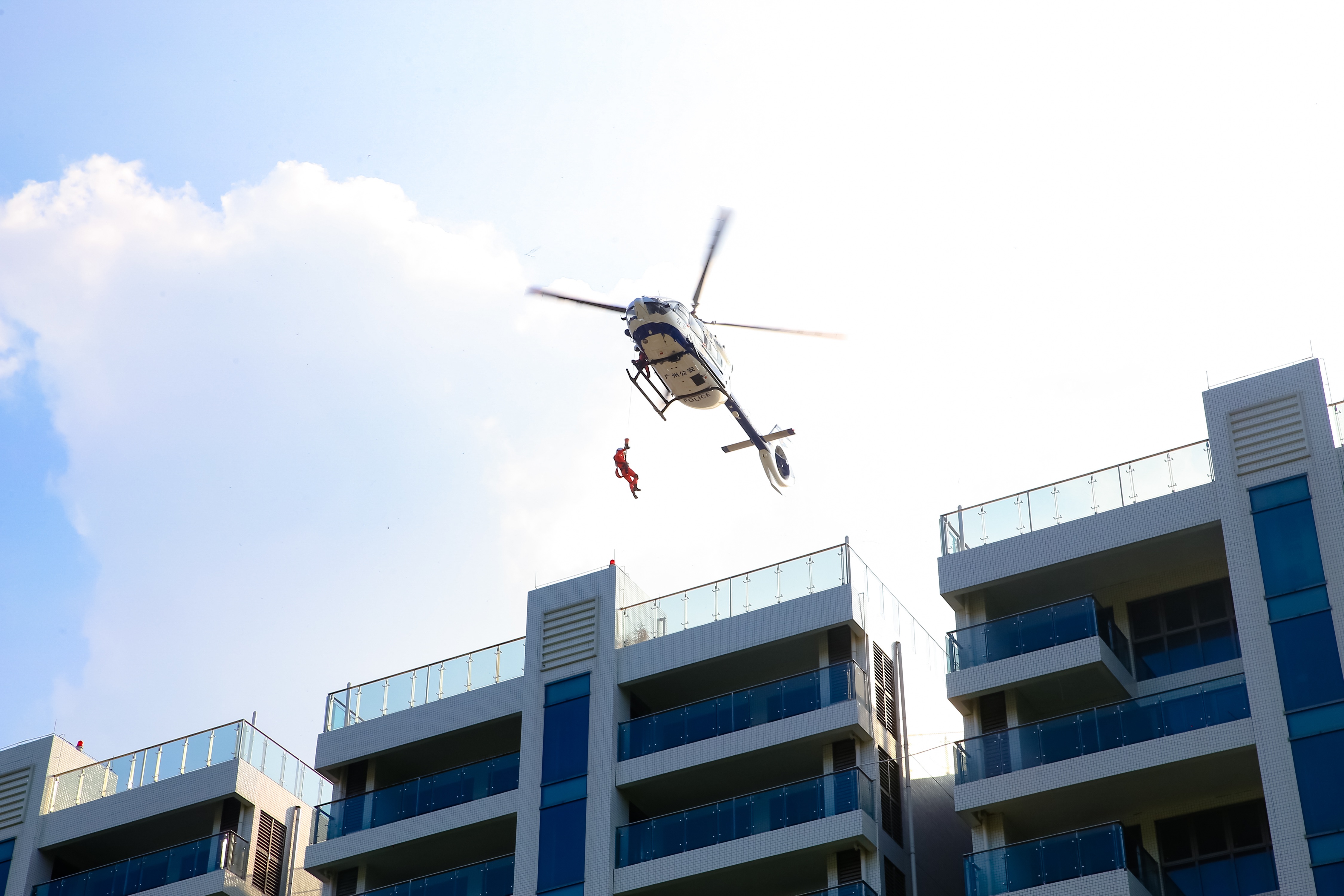 现场直升机开展高空救援。广州市应急管理局供图