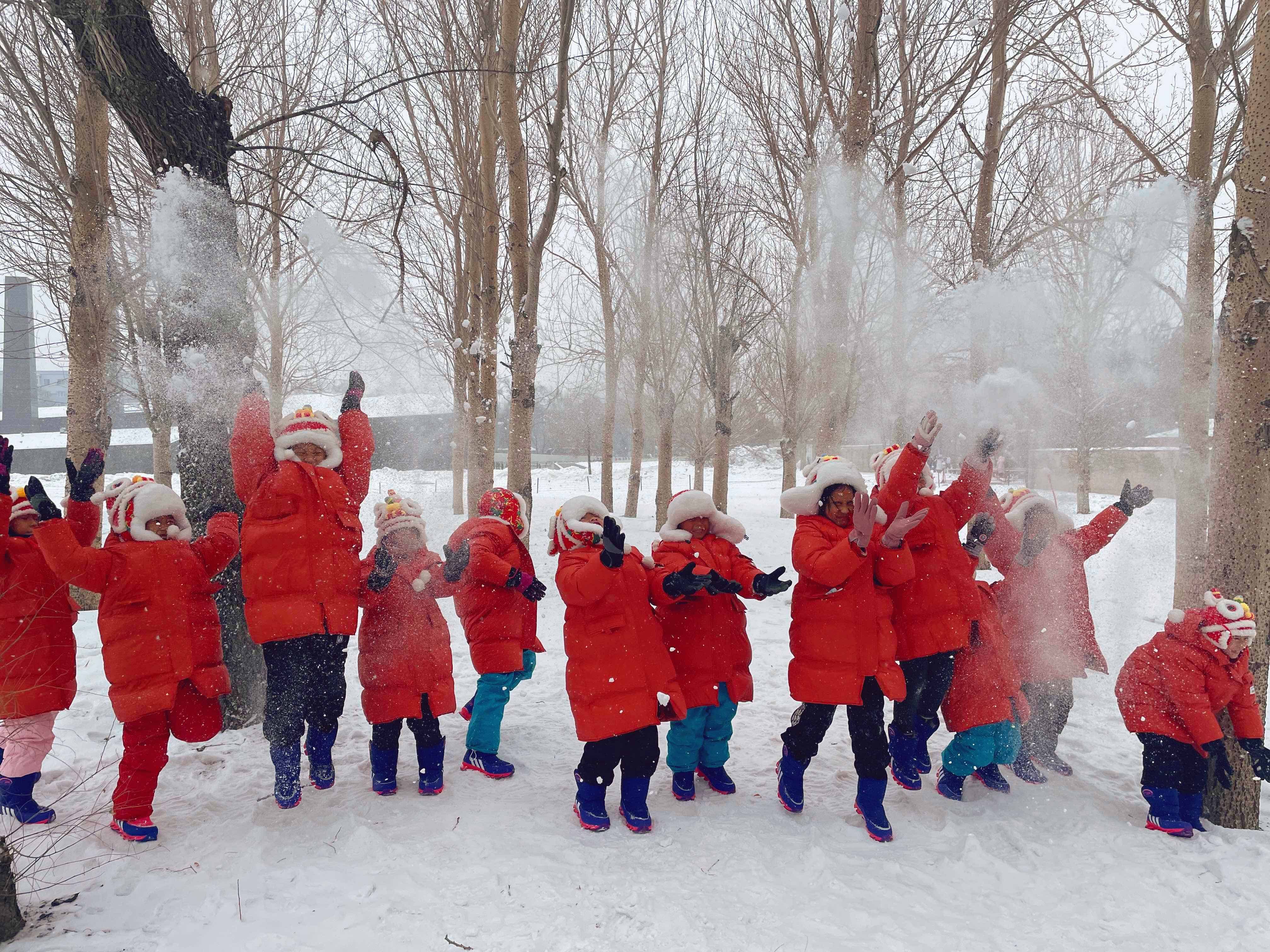 “小醒獅”們手捧雪撒向空中。江門市文廣旅體局供圖