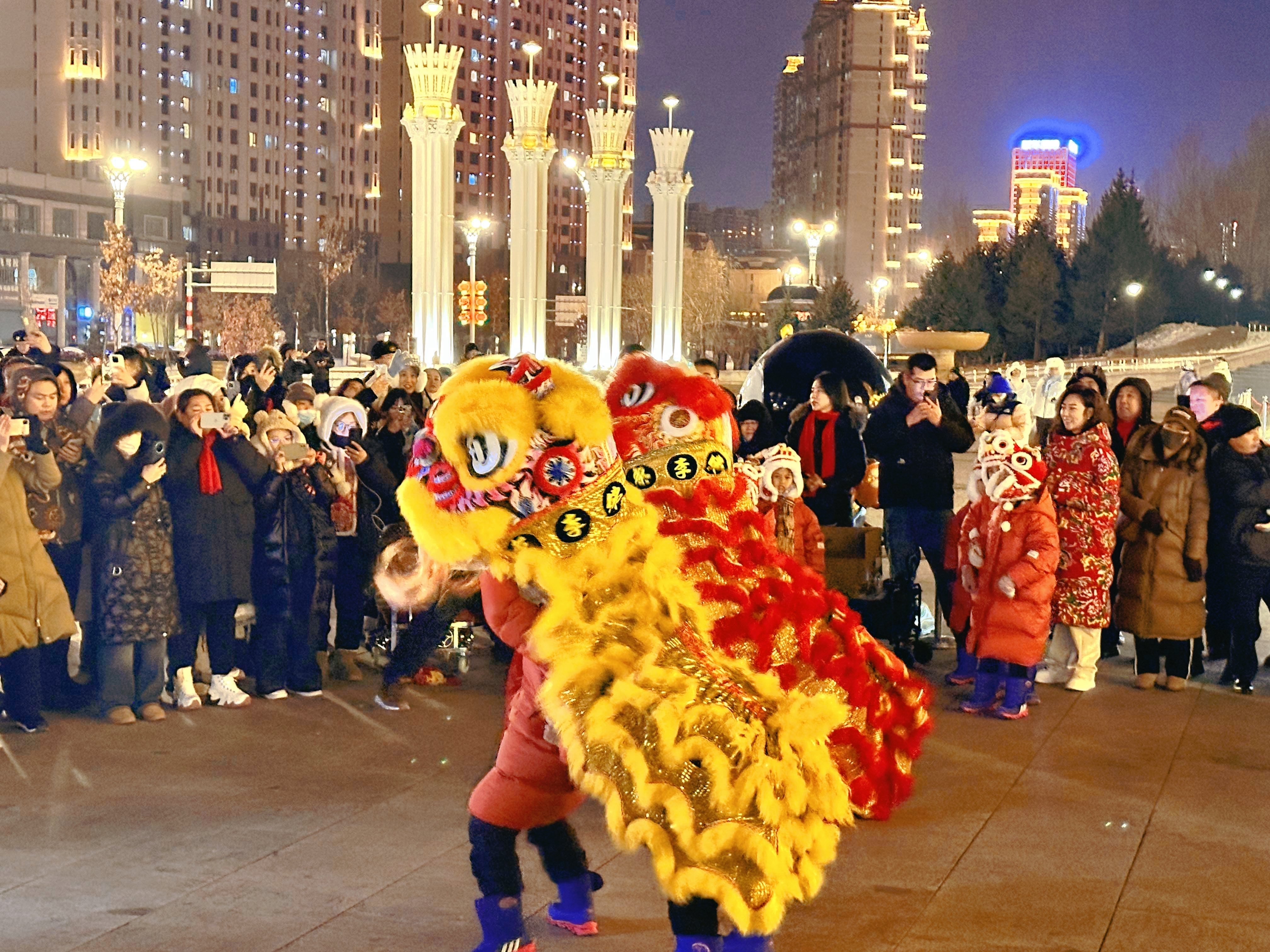 “小醒獅”們在哈爾濱音樂公園表演。江門市文廣旅體局供圖