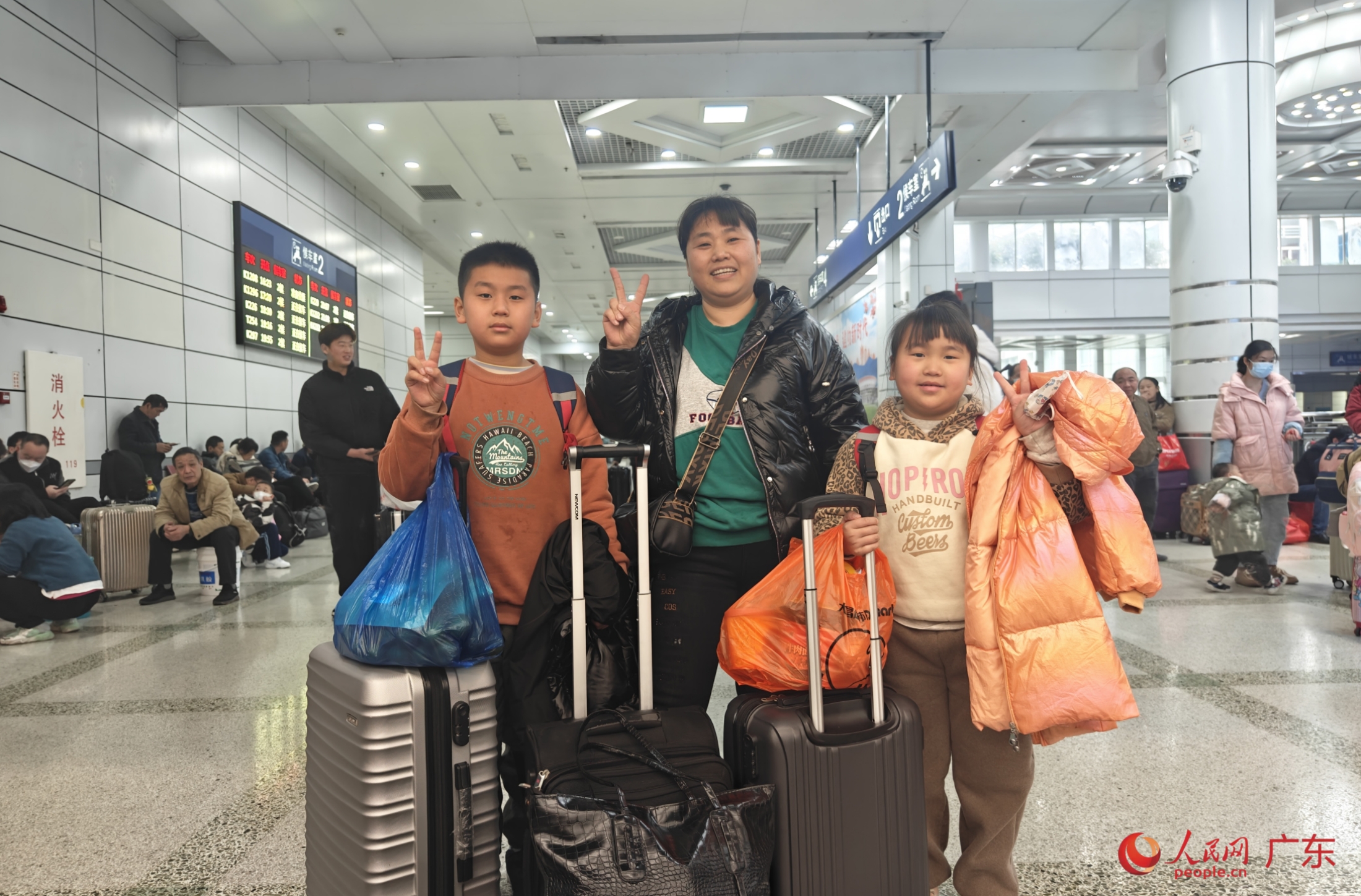 1月26日，市民在广州火车站候车，准备回家度过春节假期。人民网 王雅蝶摄