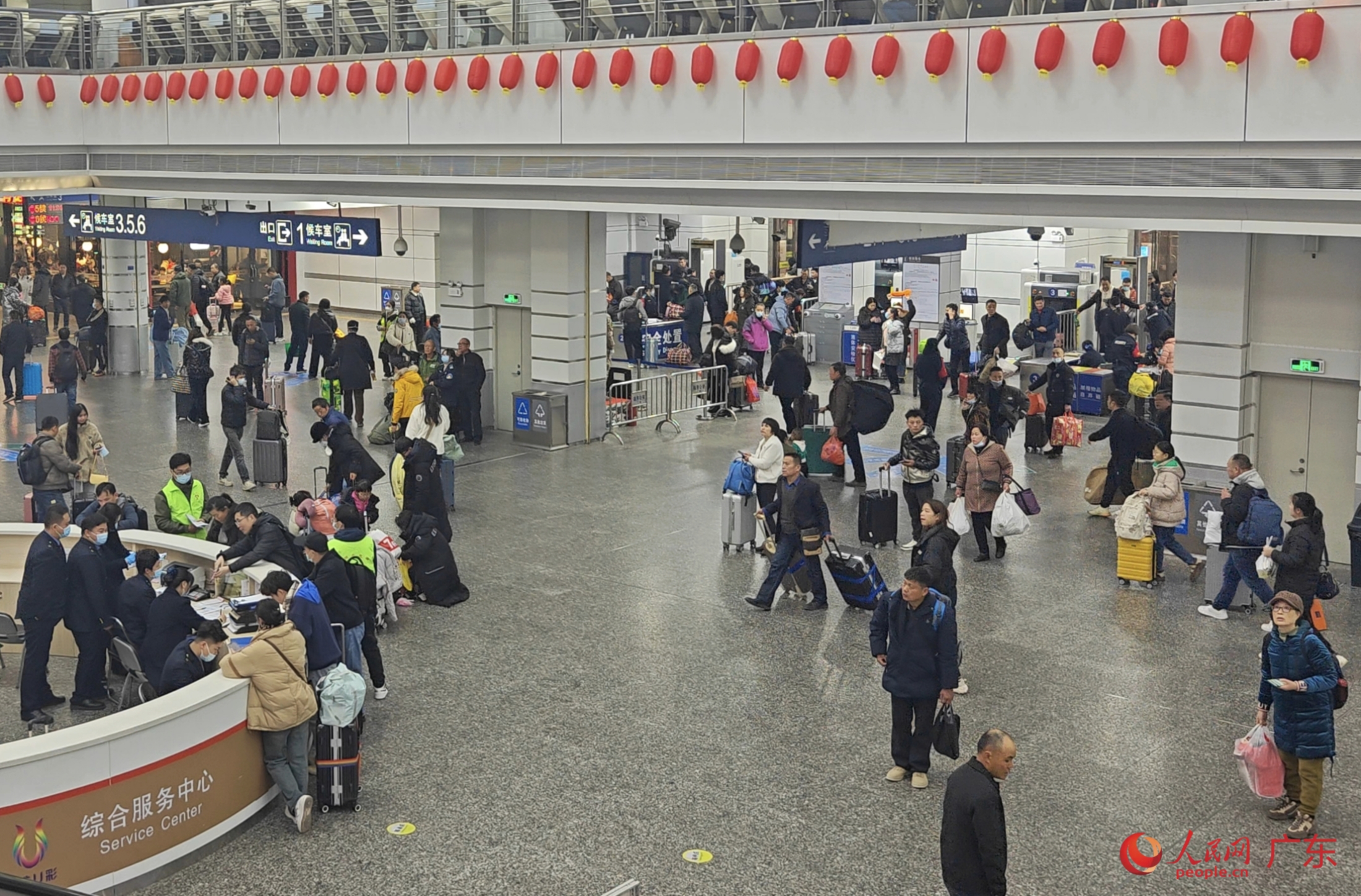 1月26日，2024年春运大幕正式开启，广州火车站人来人往。人民网 王雅蝶摄