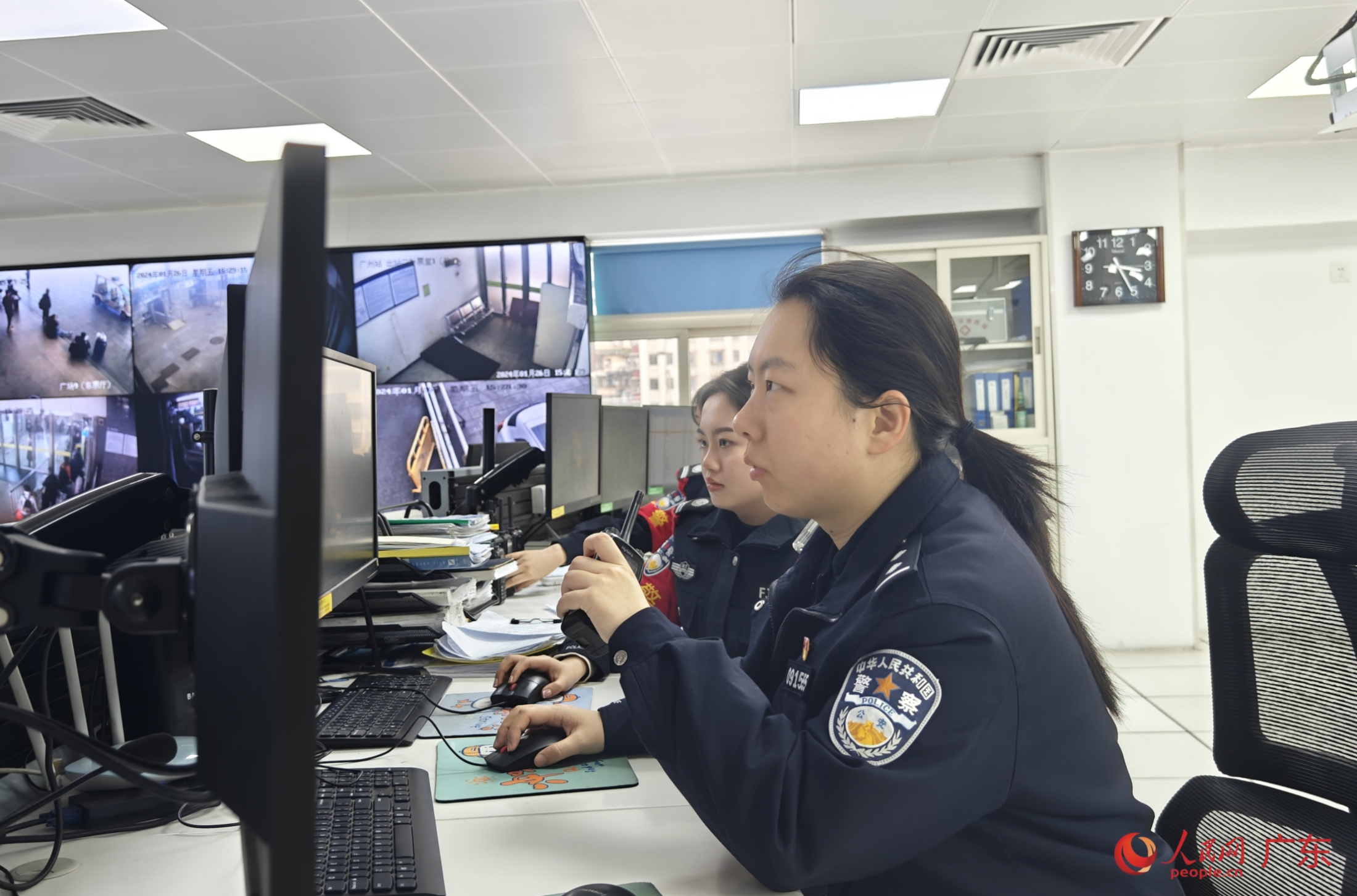 春运期间,广州铁路警方全力护航旅客平安出行。人民网 王雅蝶摄