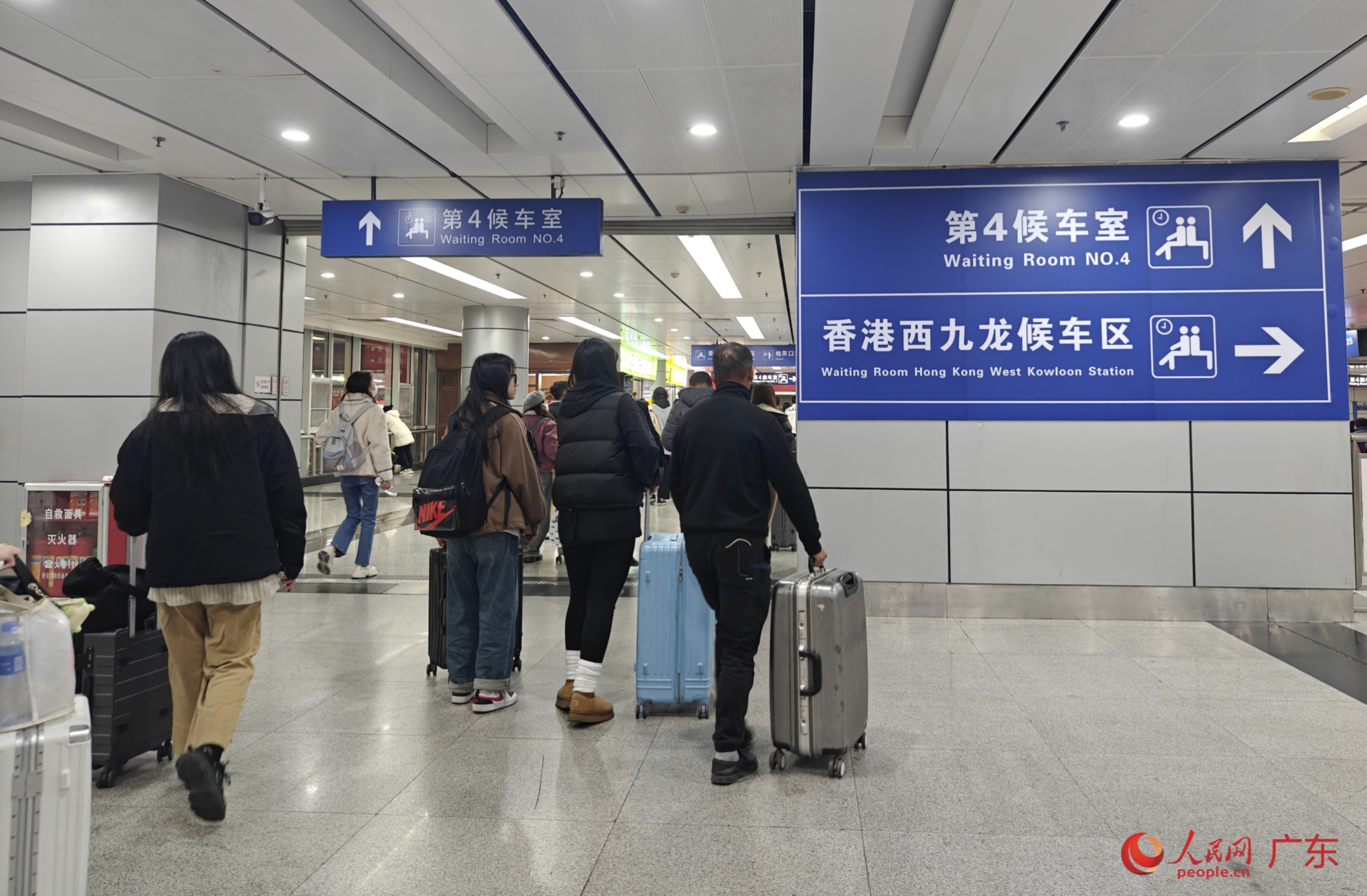 1月26日，在广州东站，市民前往香港西九龙候车区。人民网 王雅蝶摄