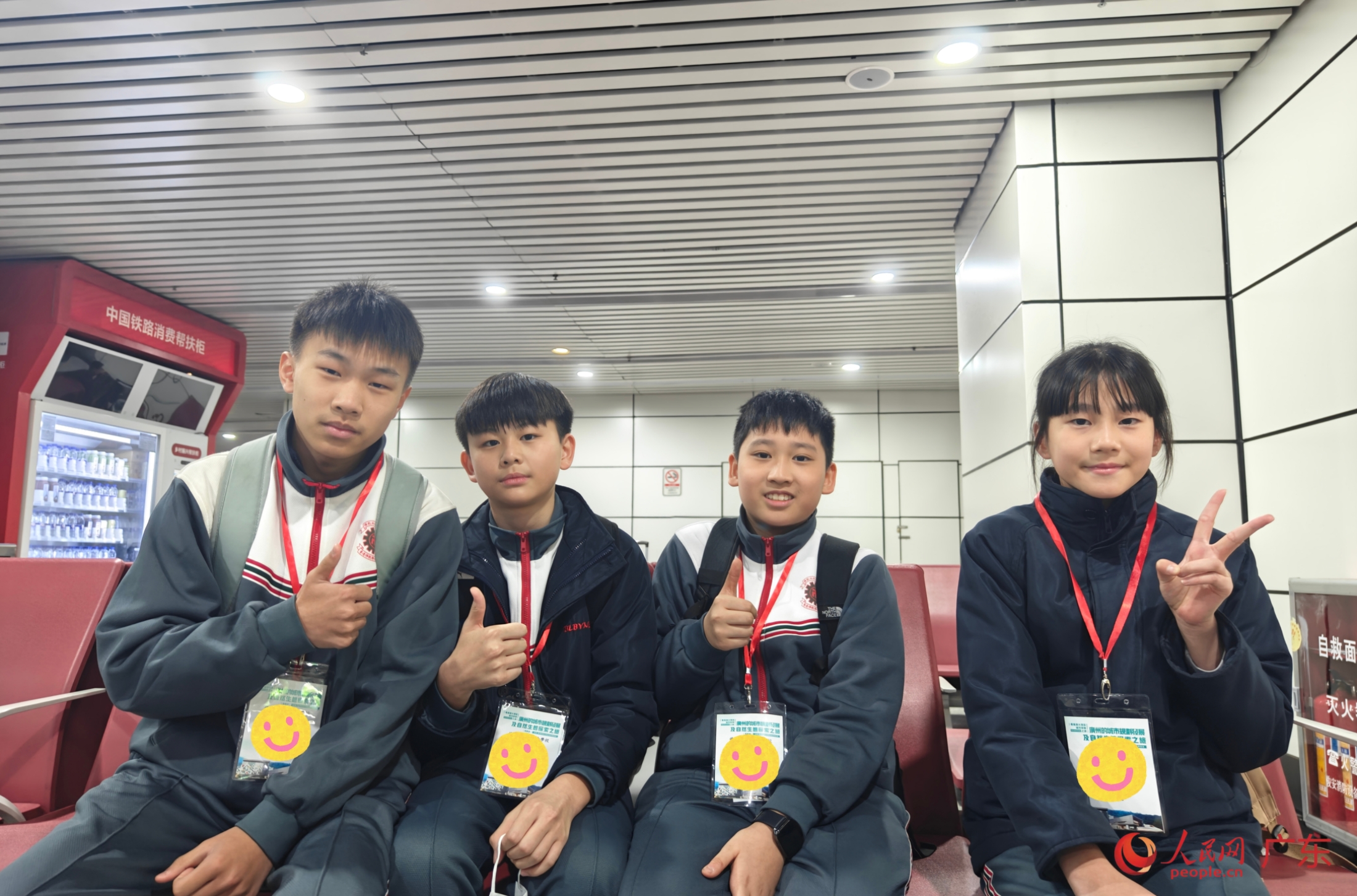 1月26日,数位香港小学生在广州东站候车,准备返港。人民网 王雅蝶摄