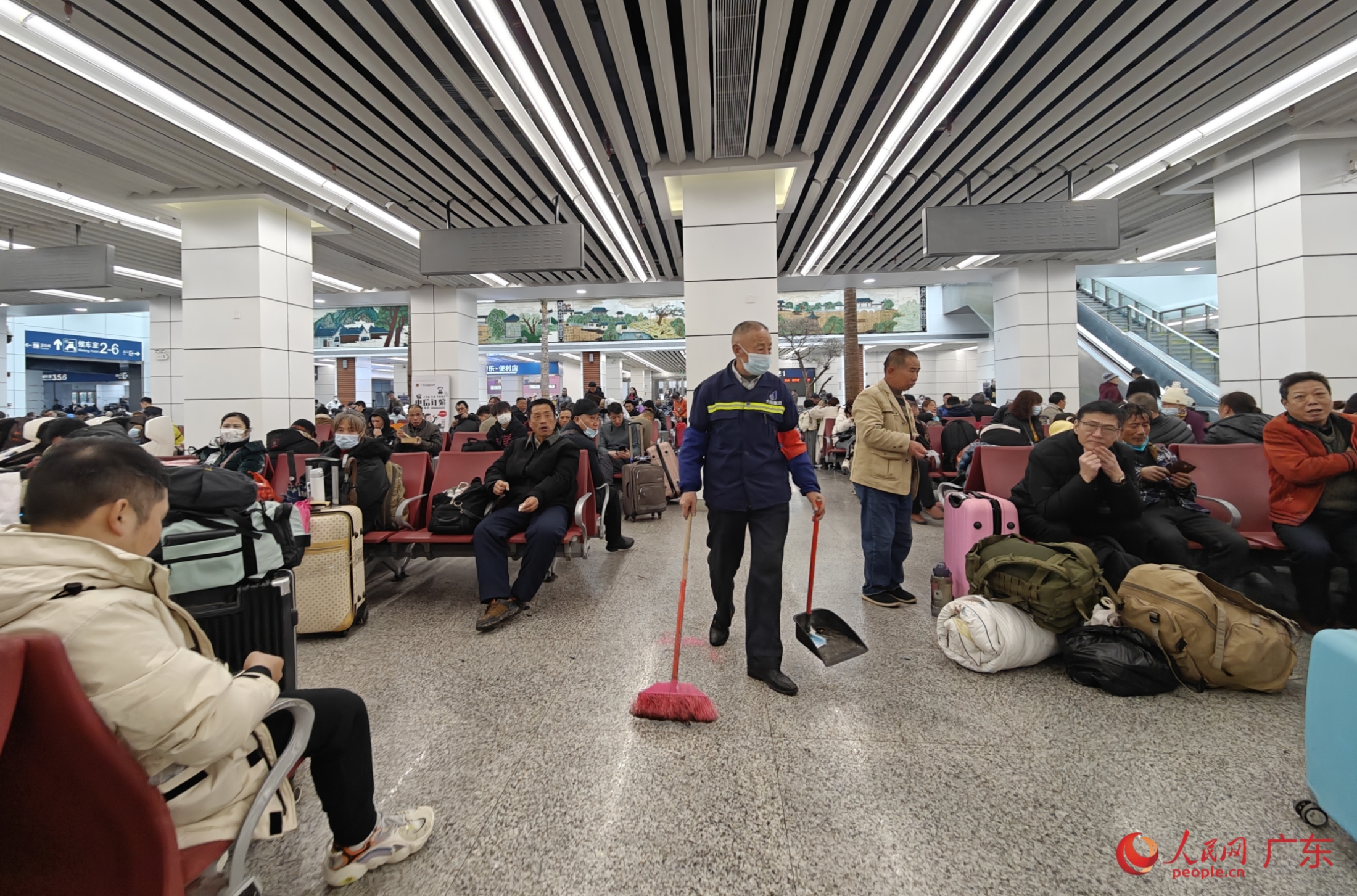 1月26日，在广州火车站，清洁工人正在打扫卫生，为旅客营造干净环境。人民网 王雅蝶摄