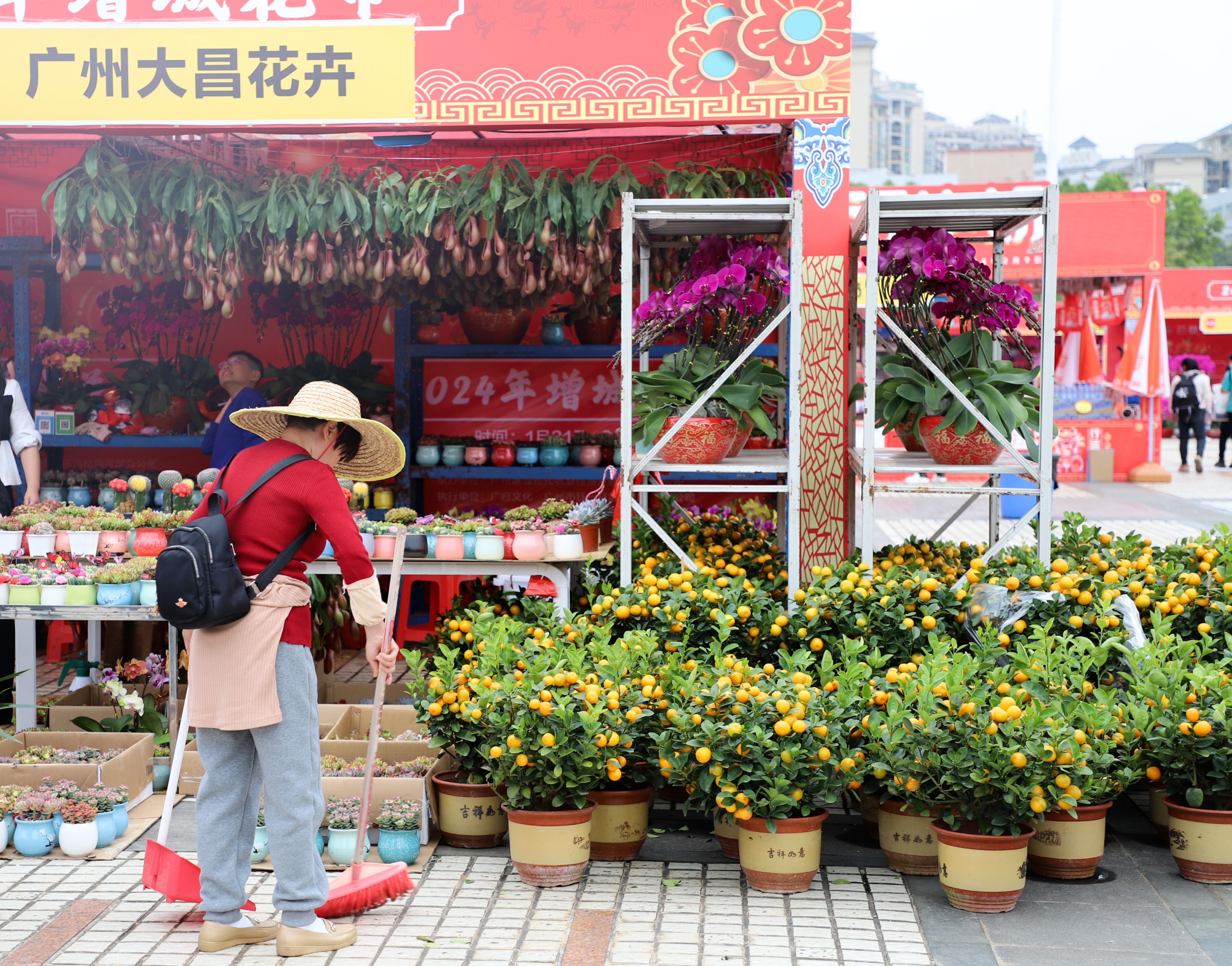 清洁阿姨让花市保持整洁。人民网 宁玉瑛摄