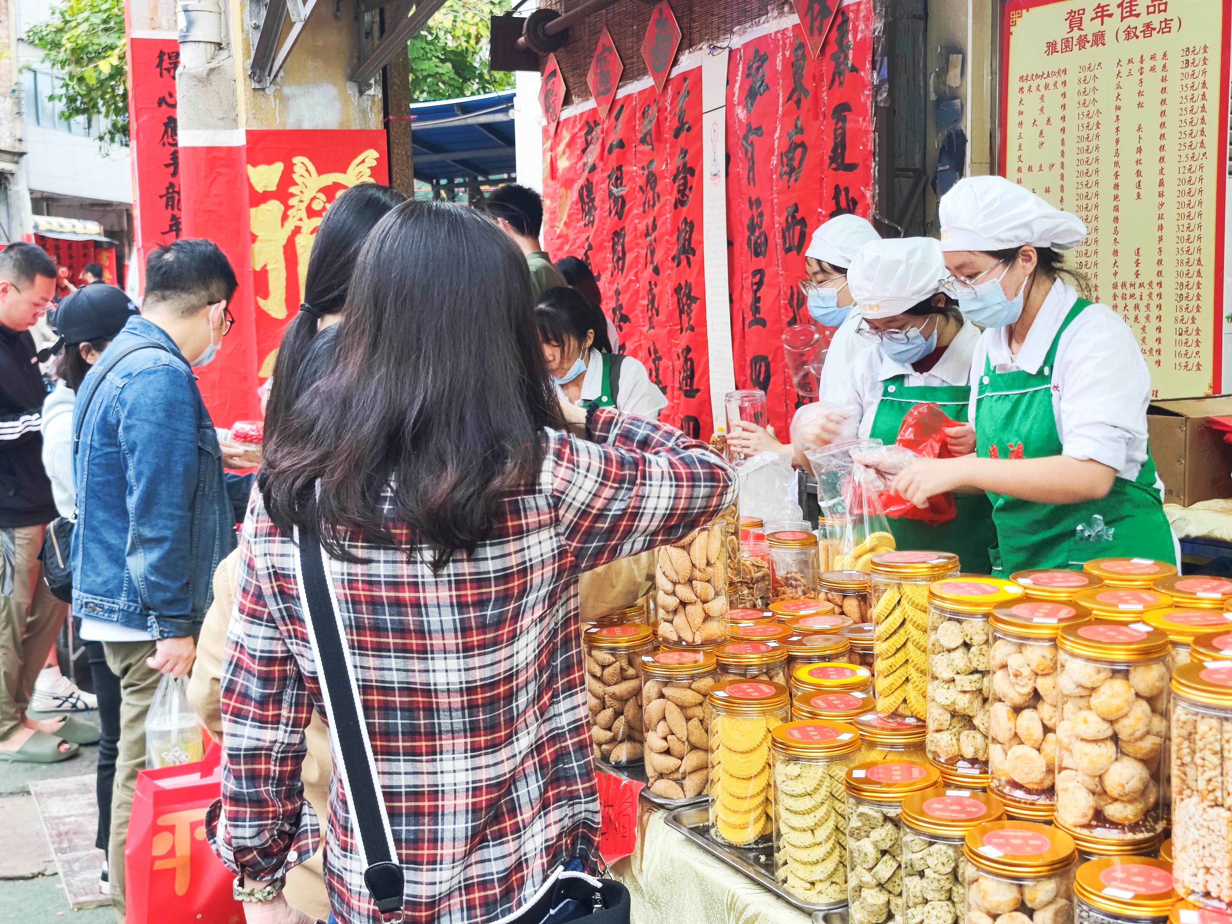 在快子路上，除了揮春，特色廣味點心也頗受歡迎。人民網 朴馨語攝