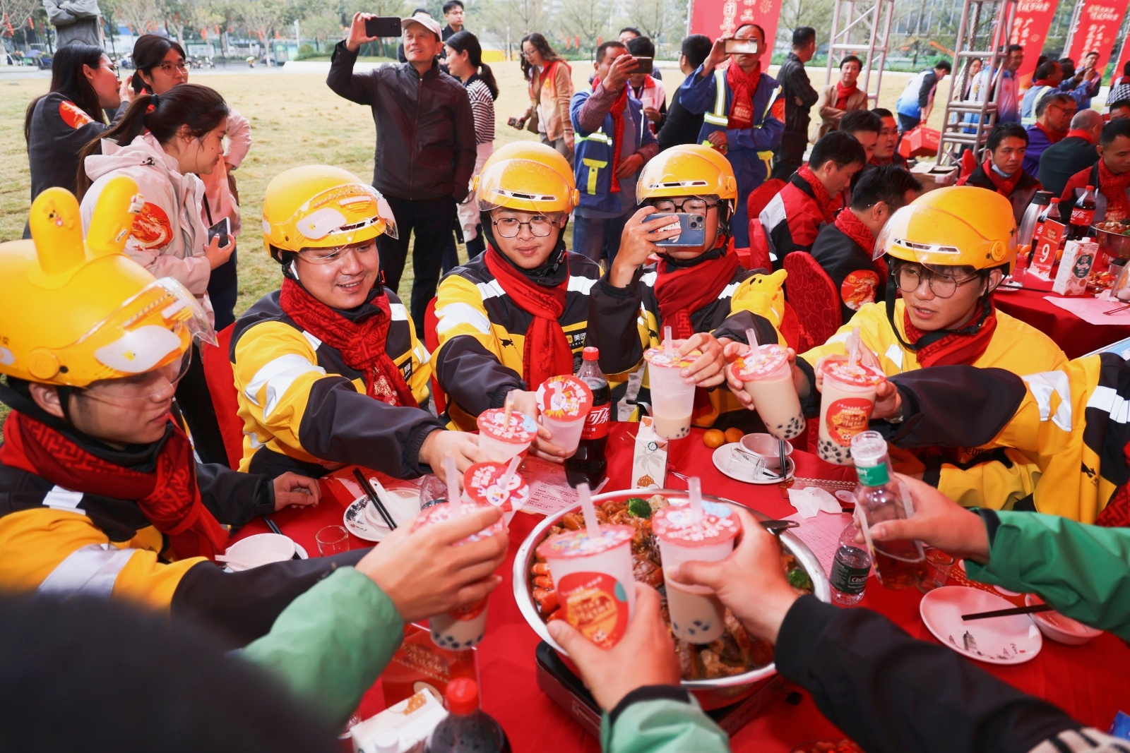 新春期间给顾客送去热饭的外卖小哥，自己也吃上了团年饭。广州市总工会供图