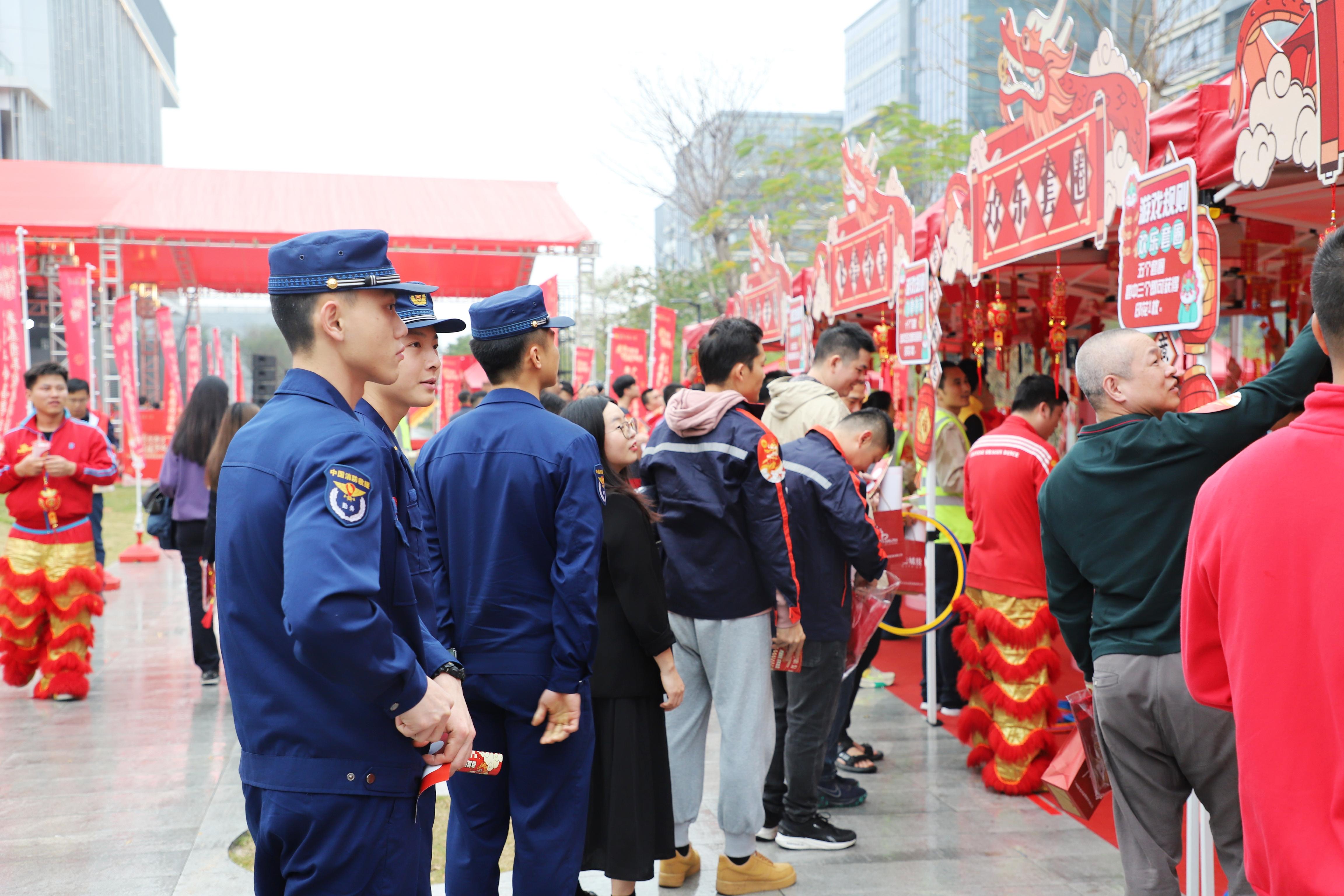 新春特色摊位前，职工代表们排起了队。人民网 朴馨语摄