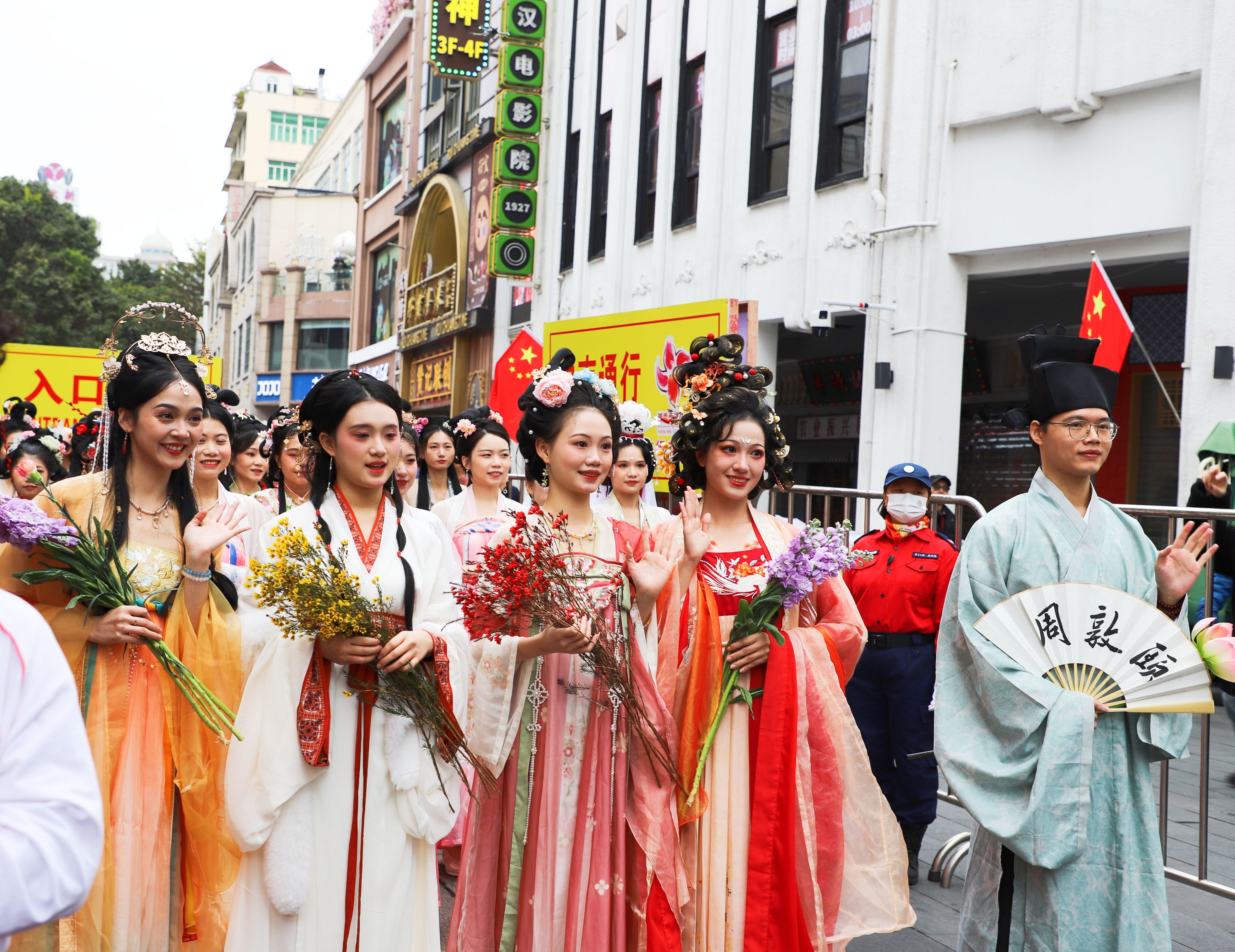 花仙子和素馨花神开始巡游，为市民和游客带来节日的祝福和好运。人民网 宁玉瑛摄