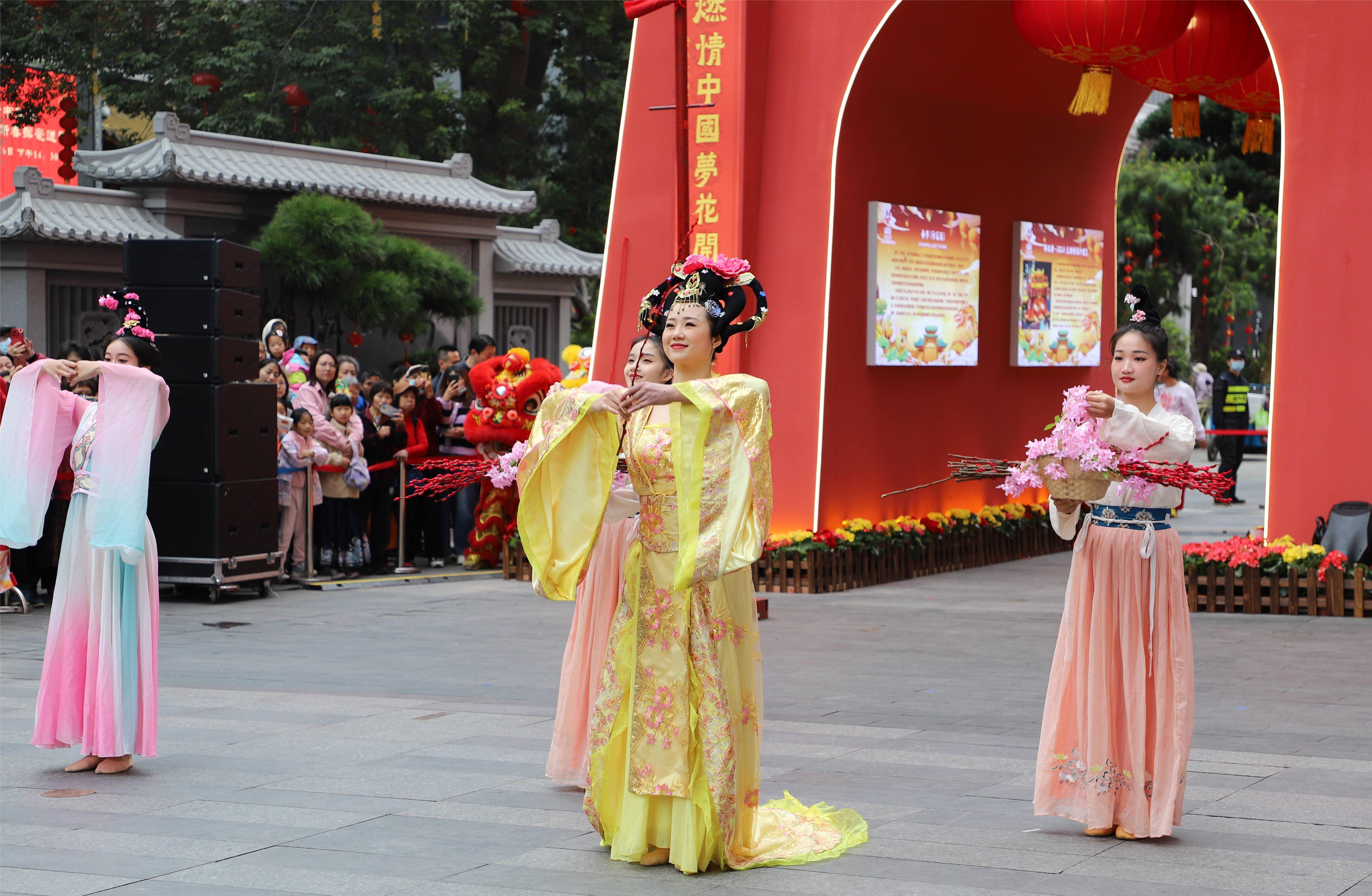 舞蹈演員表演花神祈福儀式，演繹素馨花的傳說。人民網 寧玉瑛攝