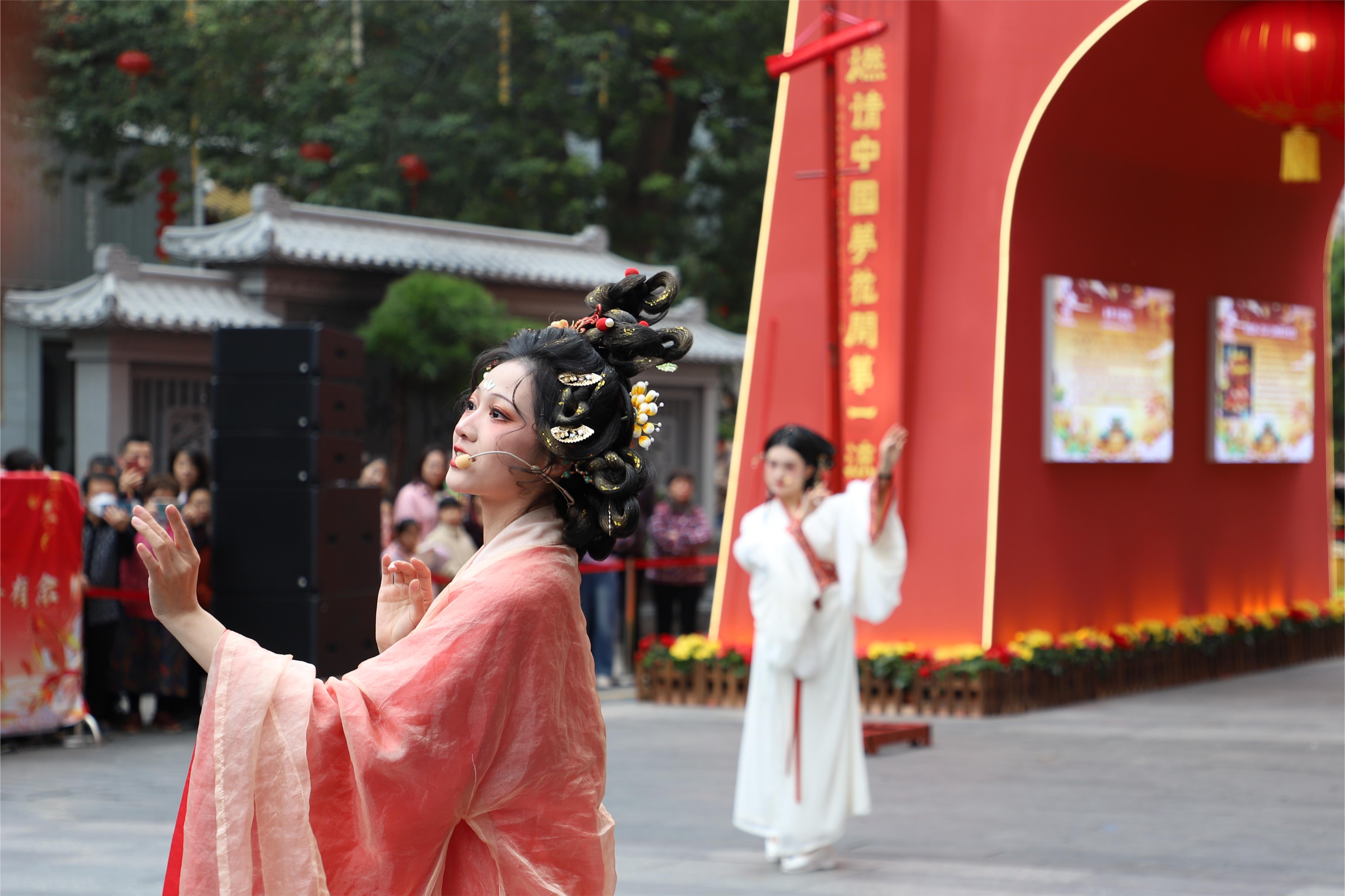 開市儀式上，“素馨花神”們給市民呈現的古典、曼妙的花神祭祀舞蹈。人民網 寧玉瑛攝