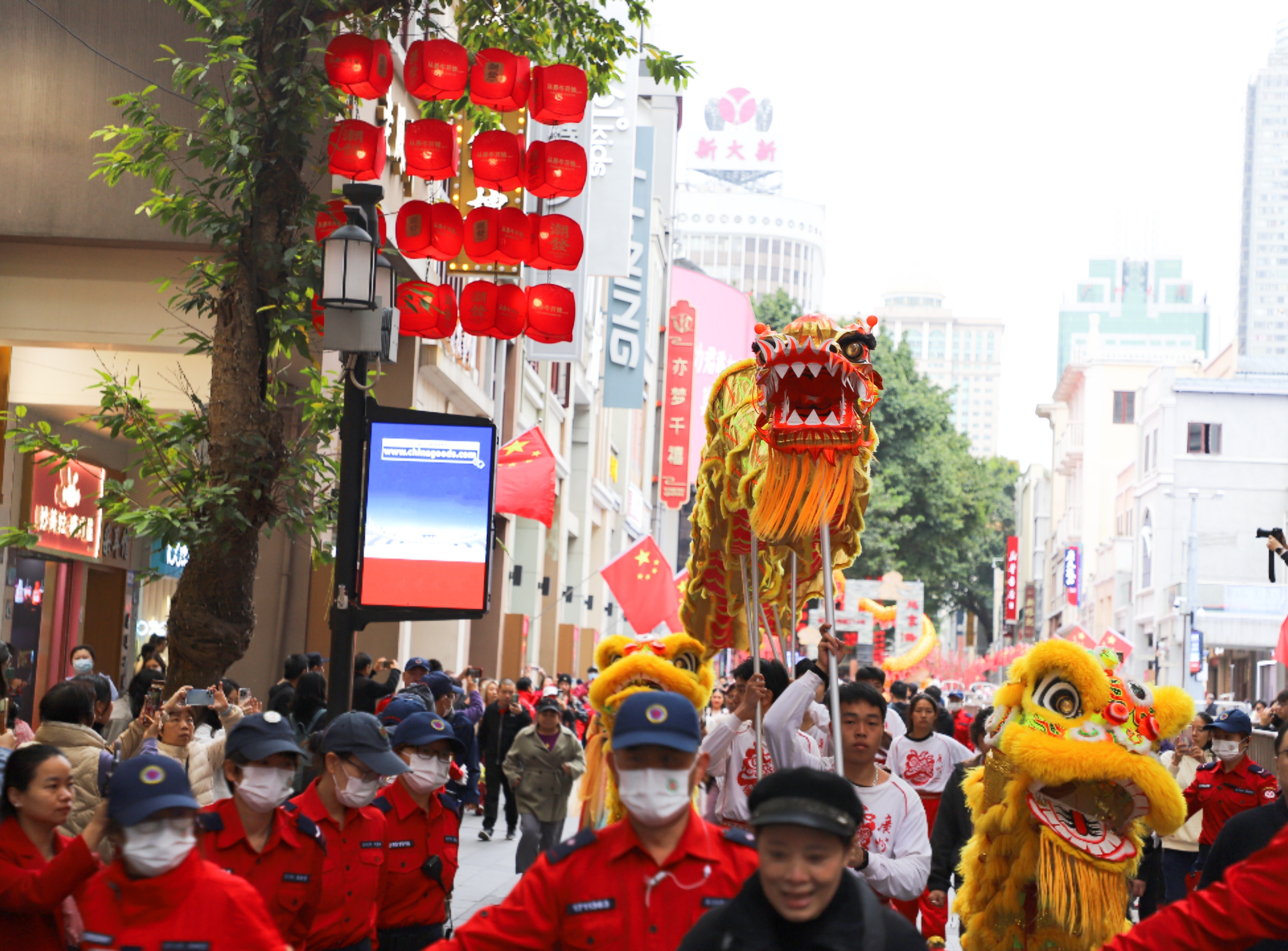 醒獅引領巡游。人民網 寧玉瑛攝