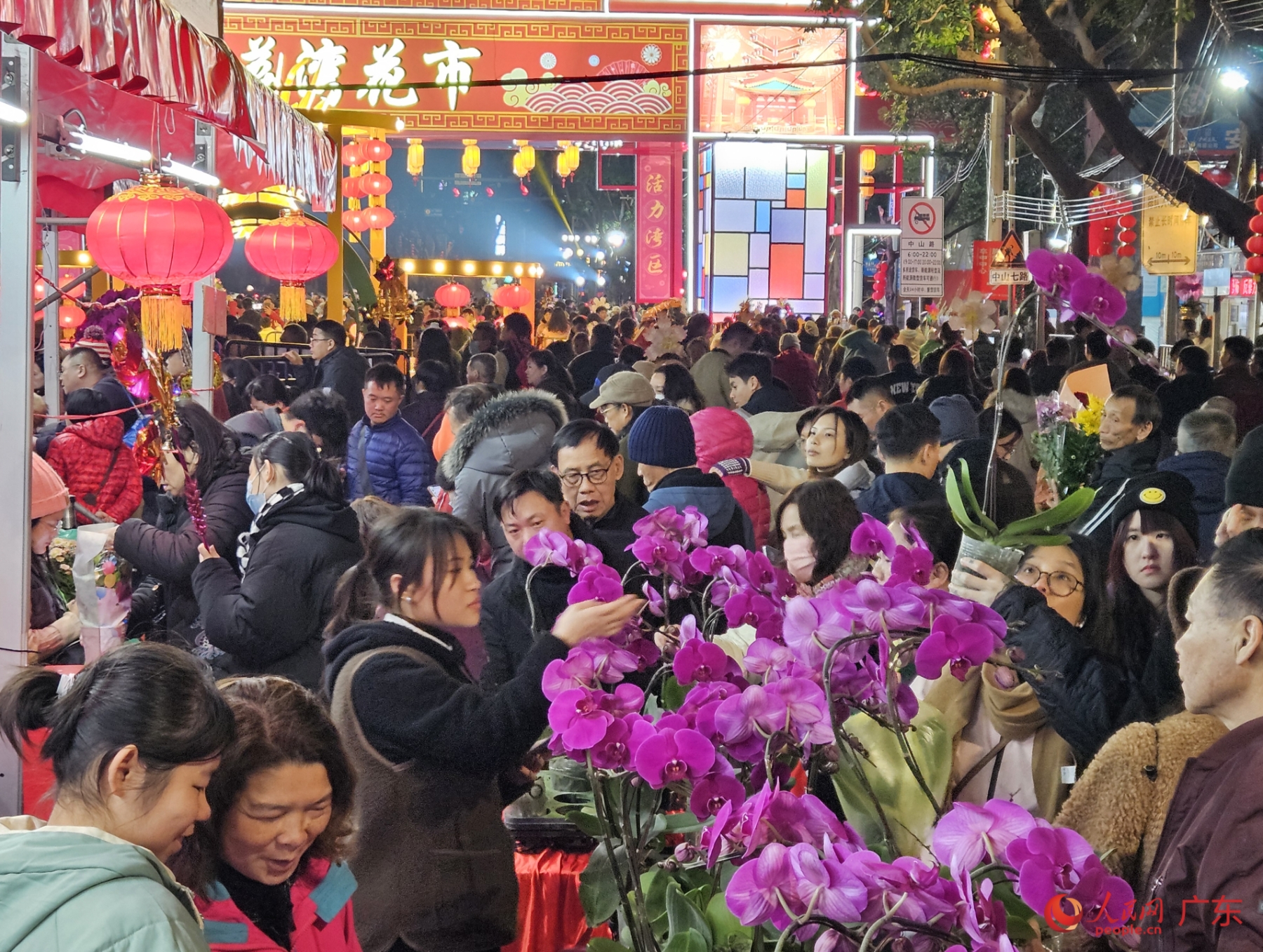 大年初一凌晨，广州荔湾花市人头攒动、生意兴旺。人民网 张永生摄