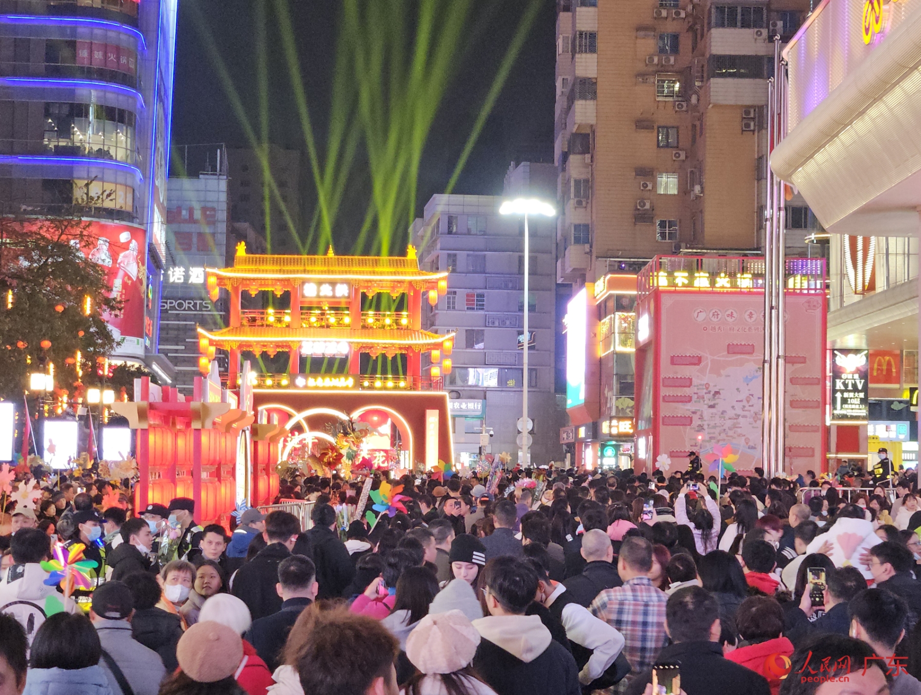 除夕夜，广州北京路步行街，灯光璀璨、游人如织。人民网 张永生摄