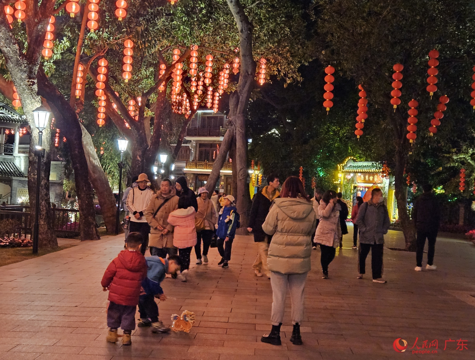 除夕夜，吃完年夜饭的人们在广州荔湾湖公园漫步。人民网 张永生摄