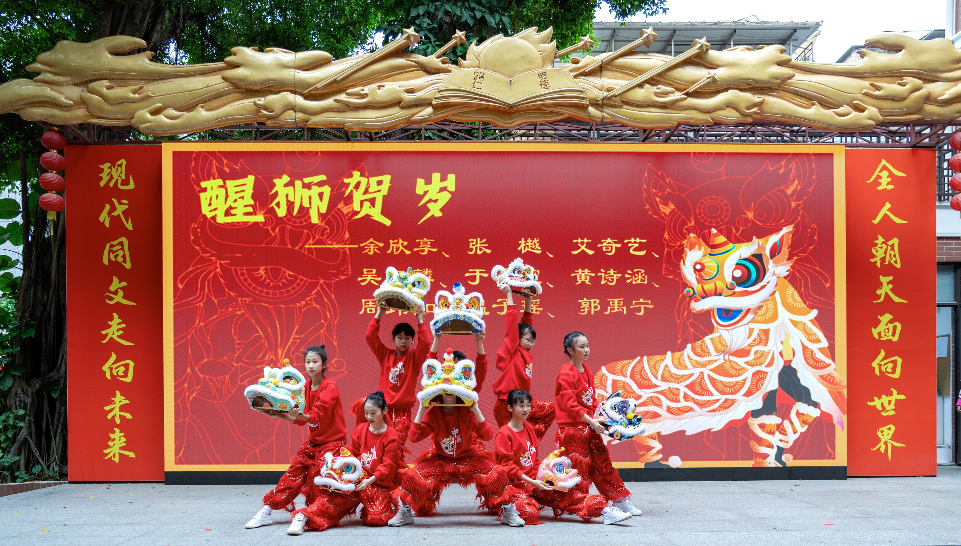 在“龘龘達人秀”的表演中，學生們載歌載舞，精彩紛呈。朝天小學供圖