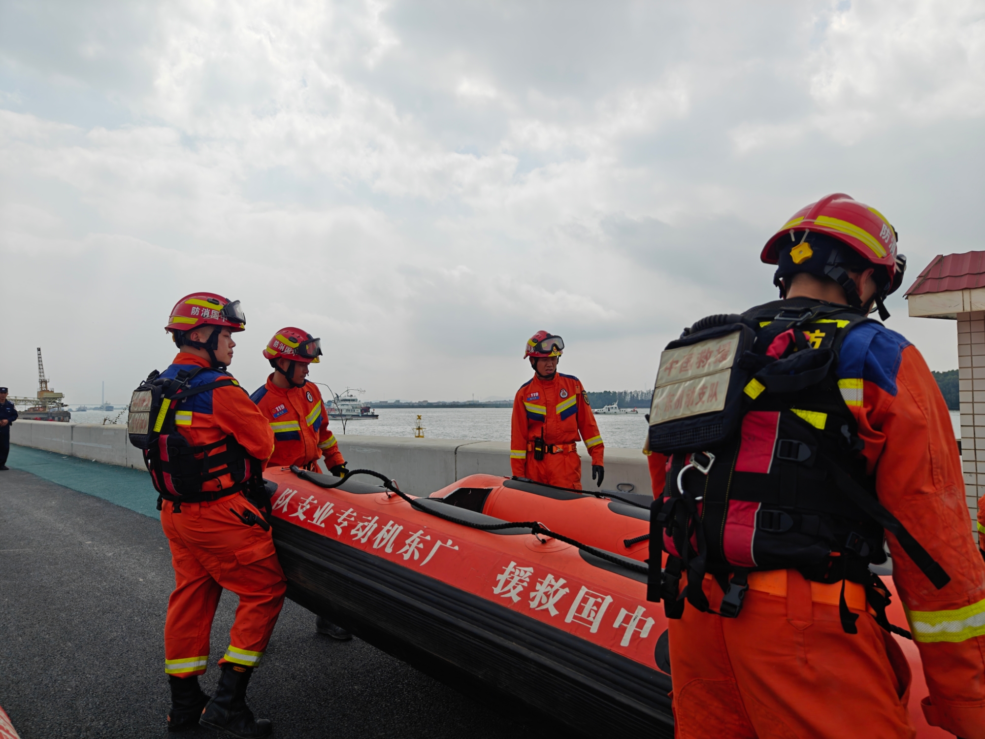 广州沥心沙大桥事故救援现场。人民网 王雅蝶摄