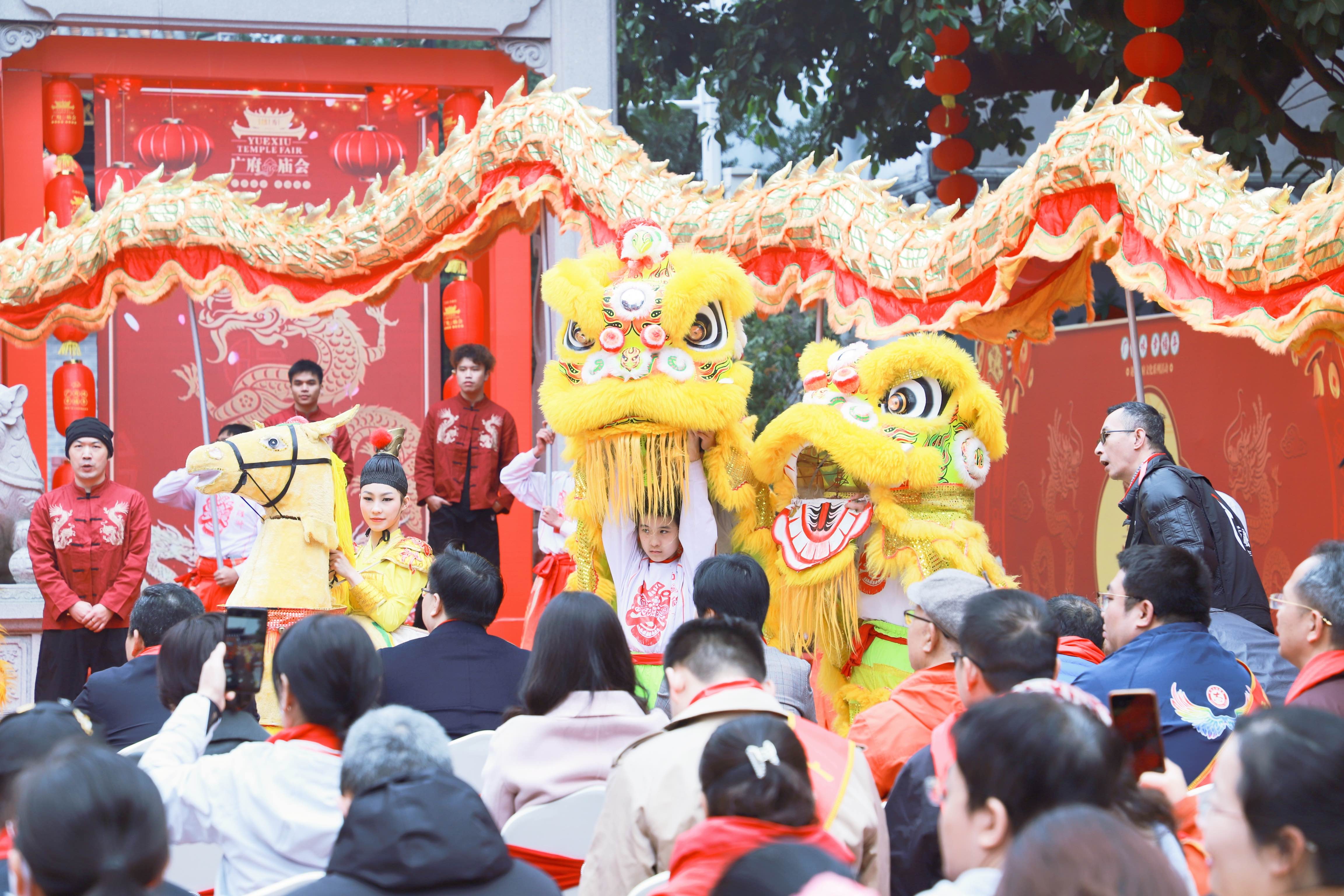 來自廣東肇慶的非遺舞蹈《五馬巡城》和南國醒獅共祝廣府幸福年。人民網 朴馨語攝