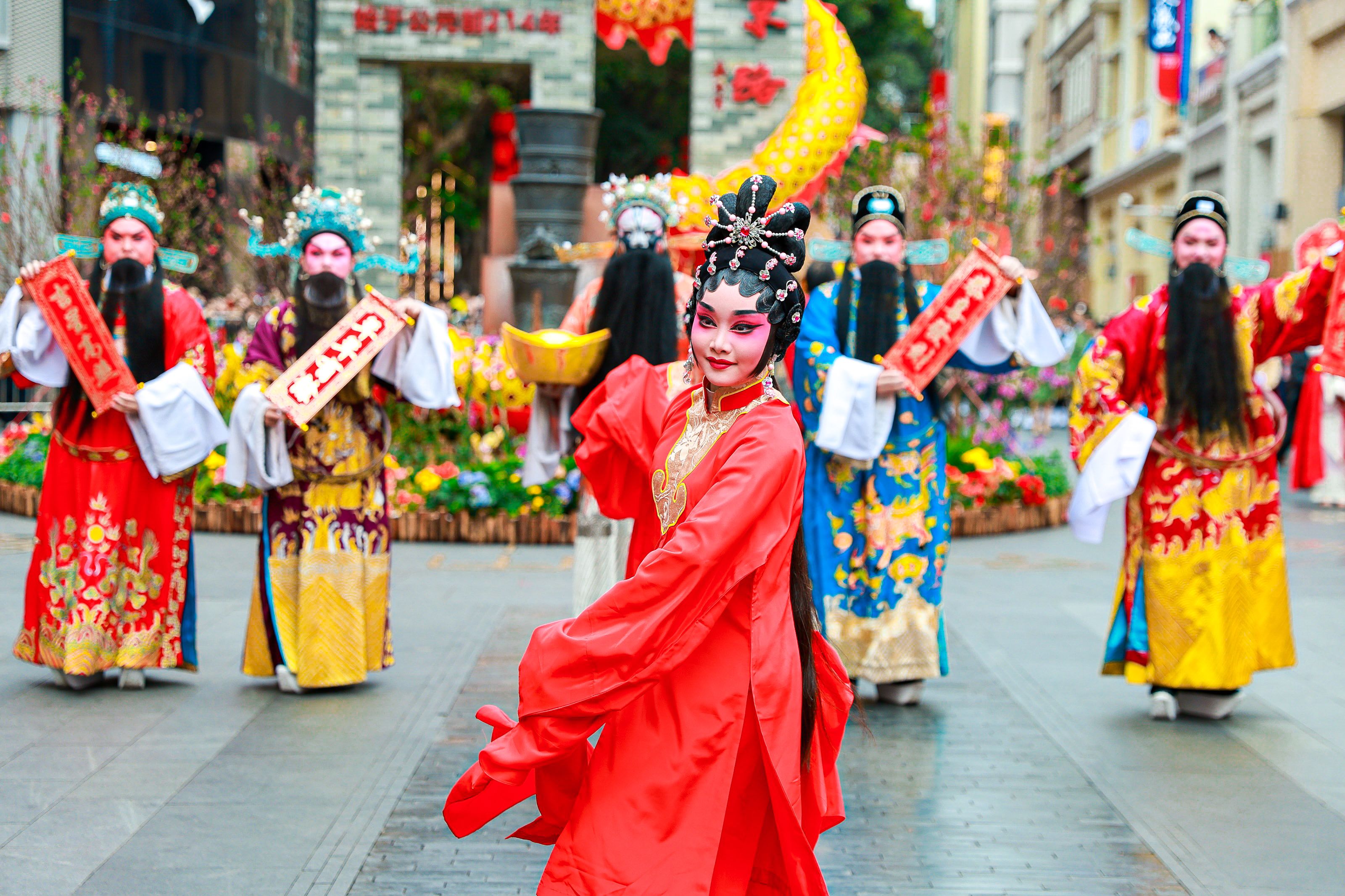 民俗巡游中，來自廣東粵劇院的演員們展示粵劇身段。活動主辦方供圖