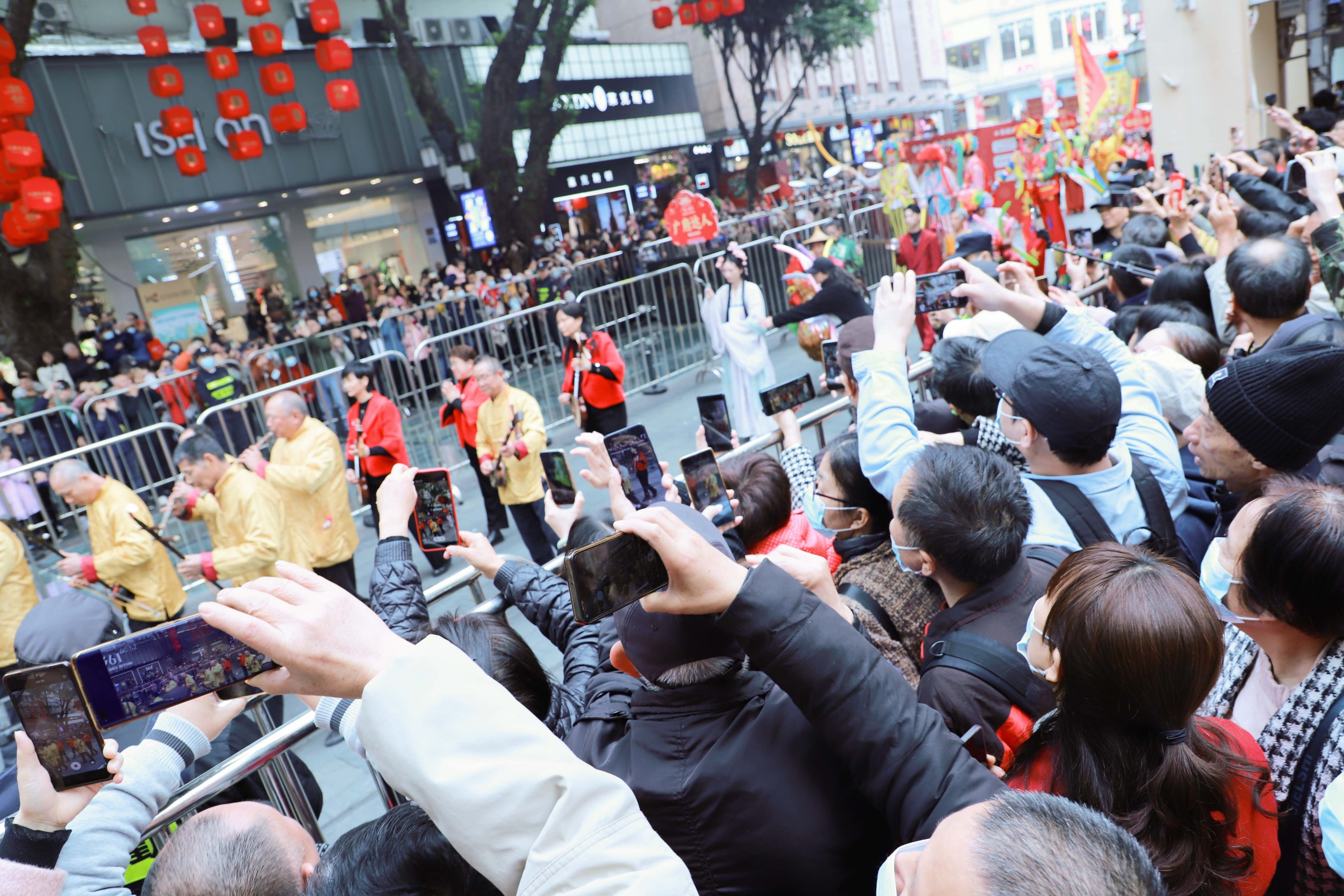 民俗巡游现场，市民游客热情高涨。人民网 朴馨语摄