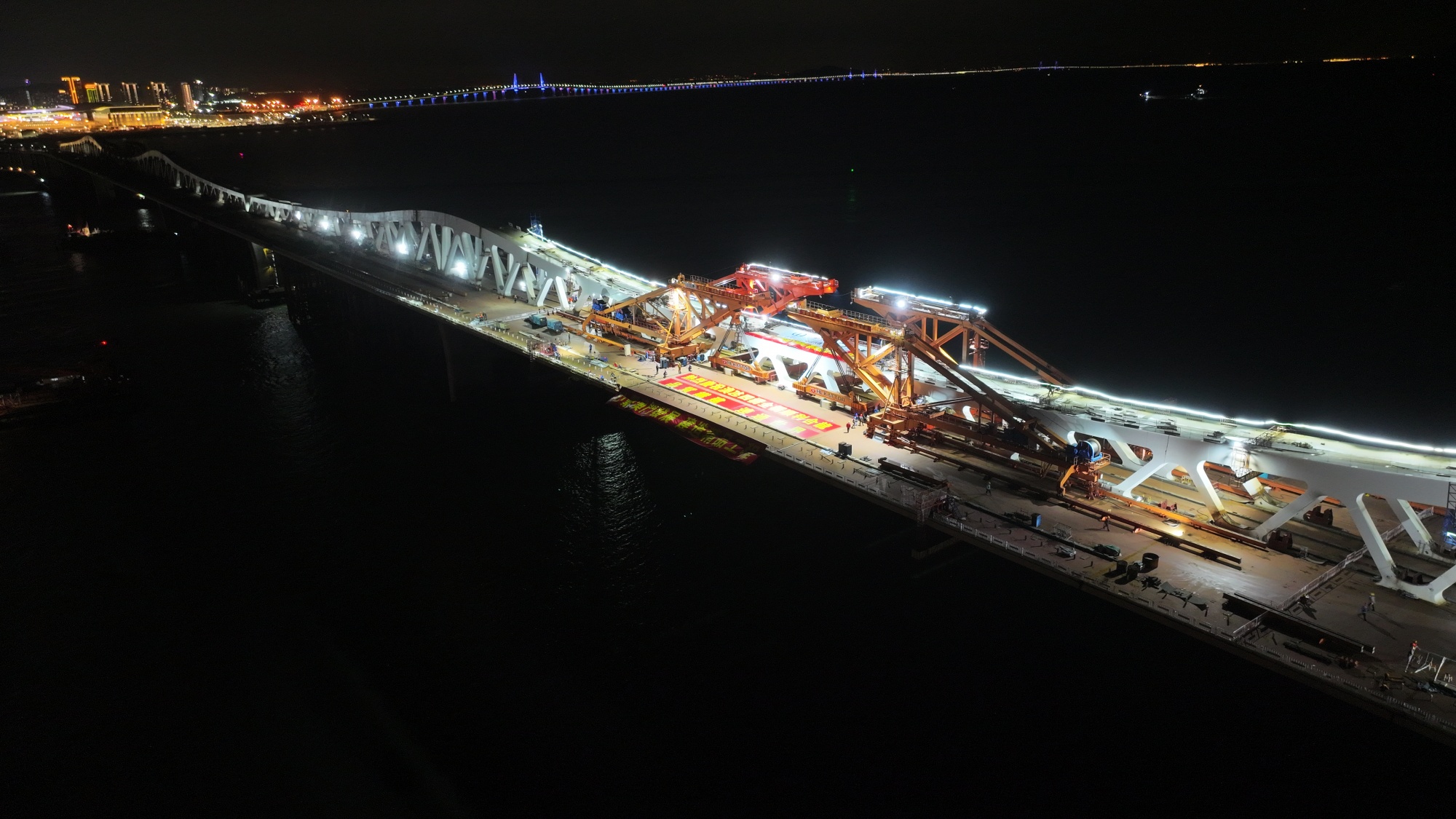 3月12日21時，澳門最大的跨海大橋澳氹四橋實現順利合龍。張偉攝