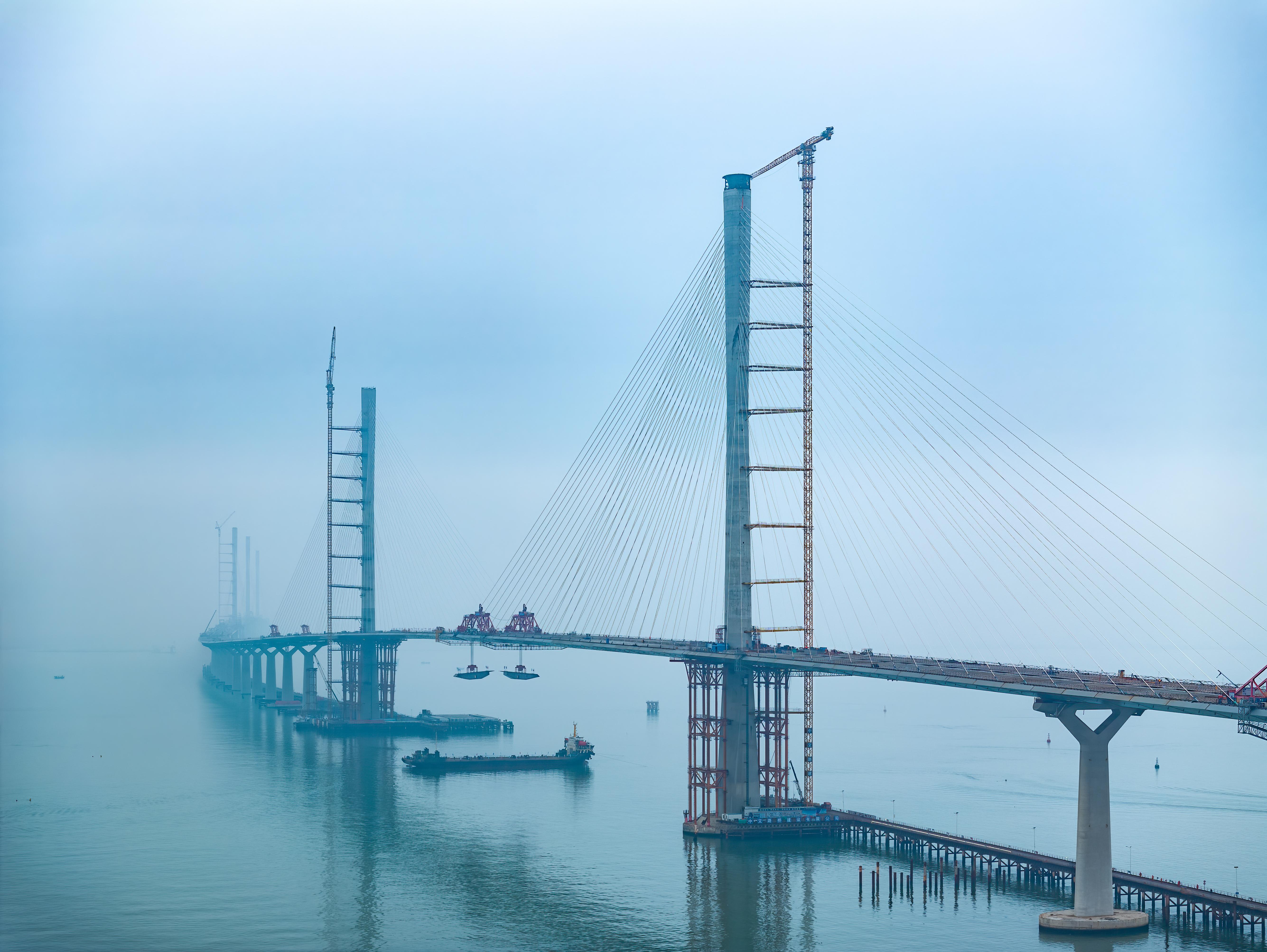 高栏港大桥最后一榀钢箱梁吊装完成。黄茅海跨海通道管理中心供图