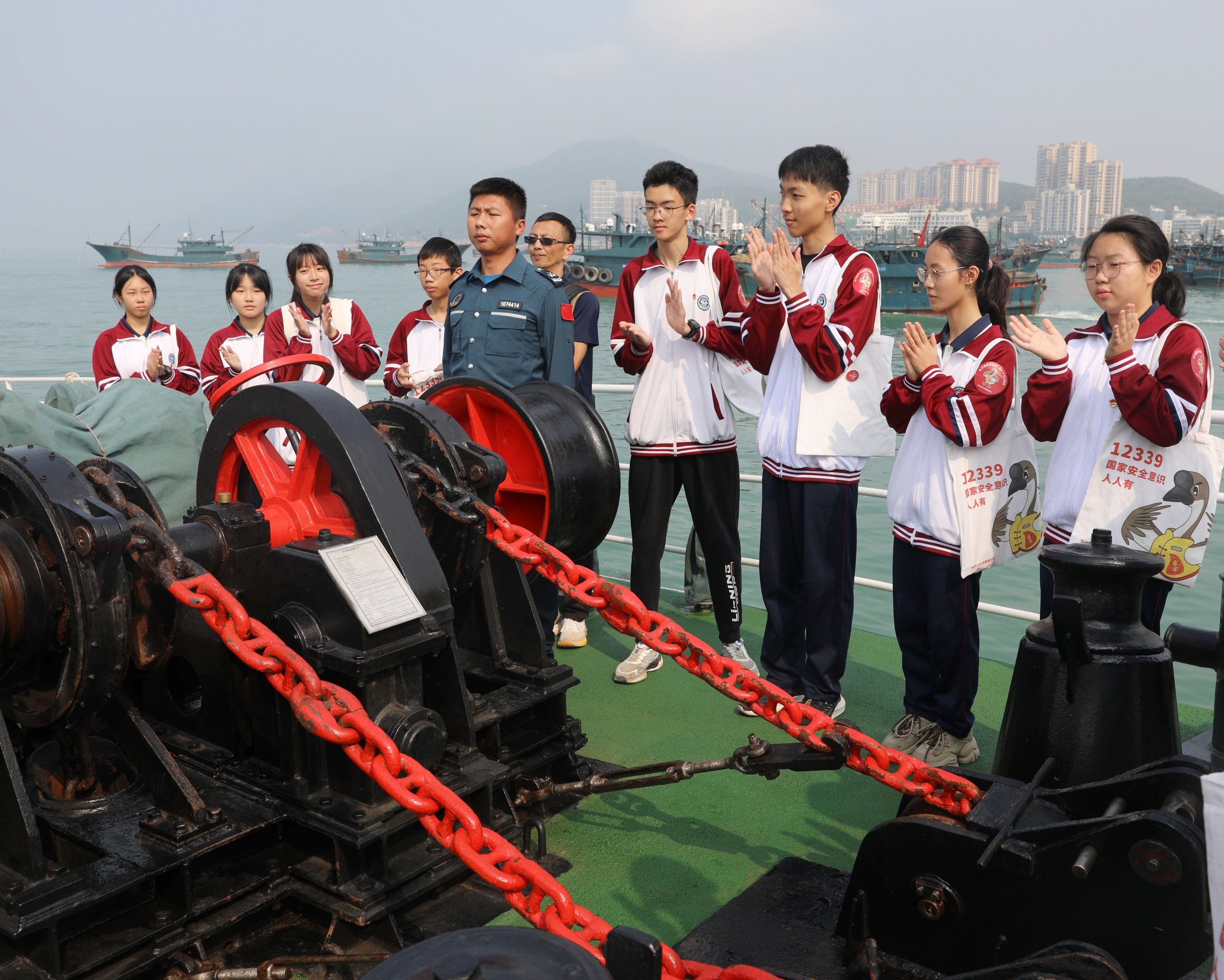 汕头海警局执法员为学生讲解“海洋安全 你我守护”知识。广东海警局供图