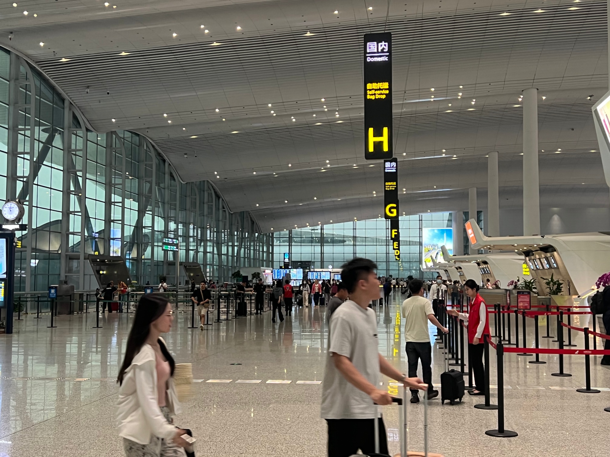 飑线横扫广东 白云机场启动航班大面积延误预案