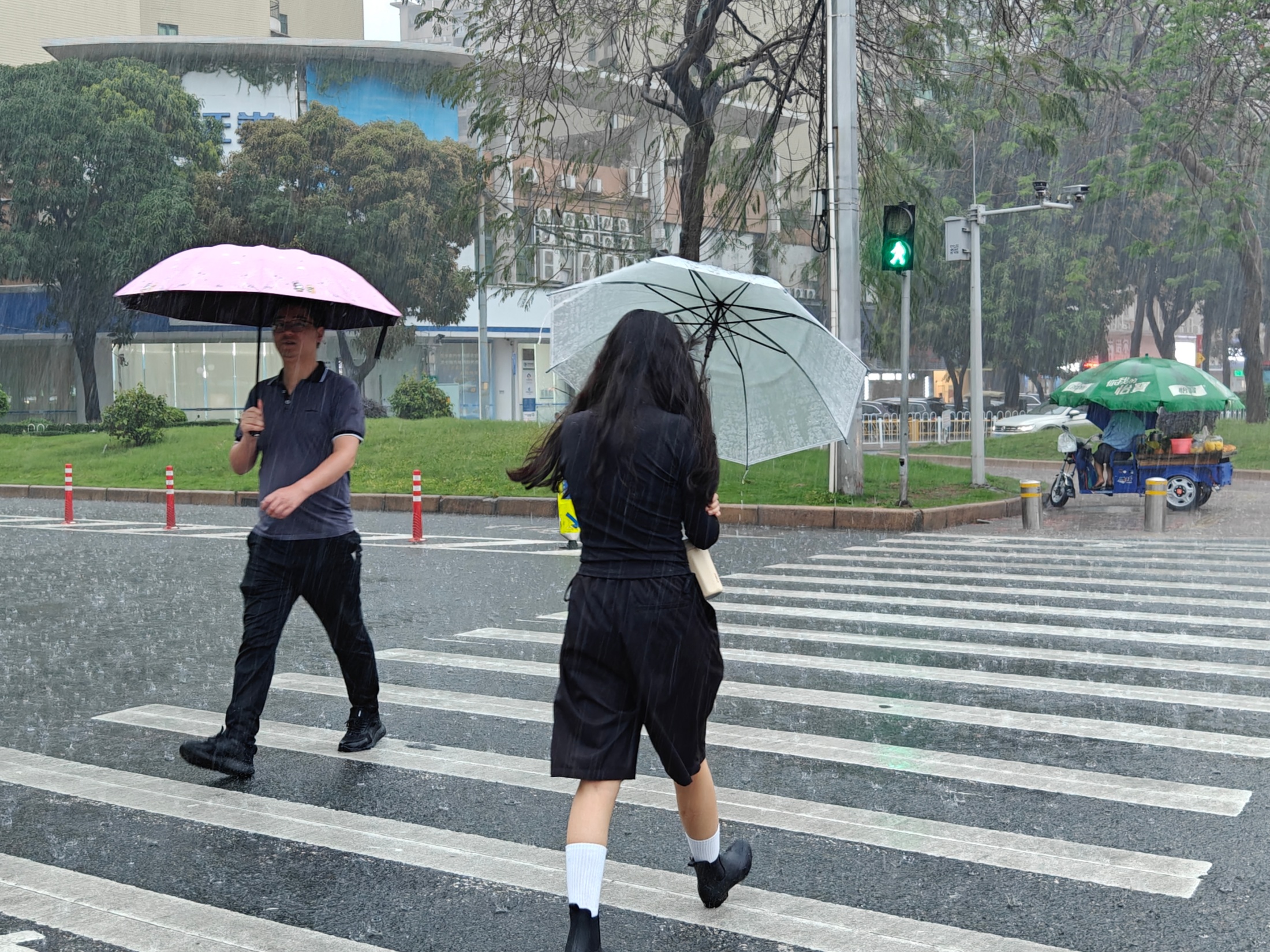 4月20日白天，强降雨来袭，广州街头。人民网 王雅蝶摄